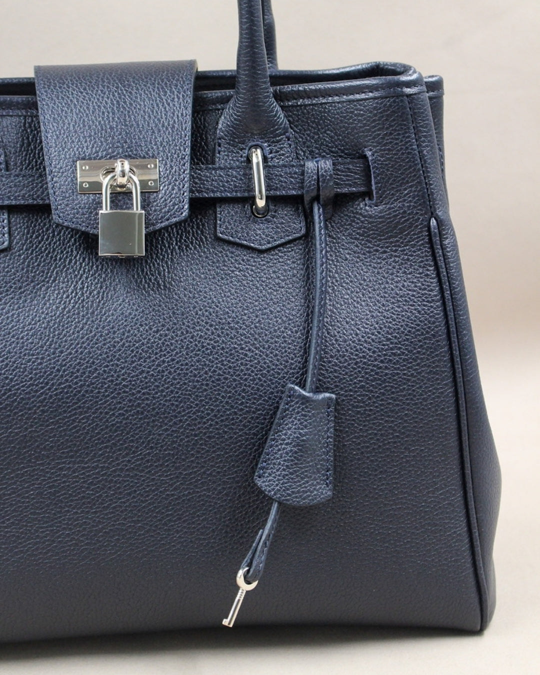 berthille-vend-me-sac-cuir-marine-pleine-fleur image 2