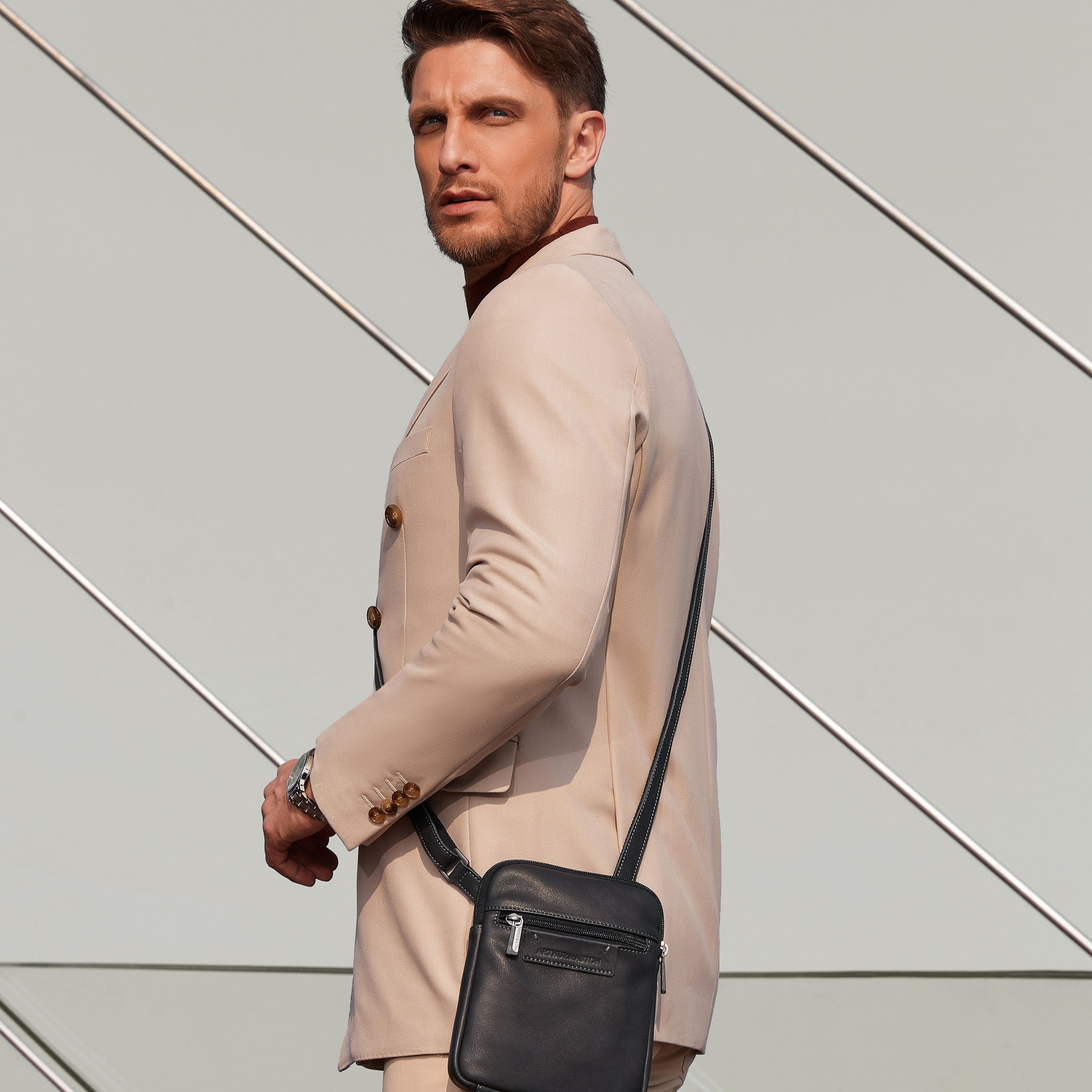 arthur-et-aston-johany-body-bag-cuir-noir-homme-vachette image 5