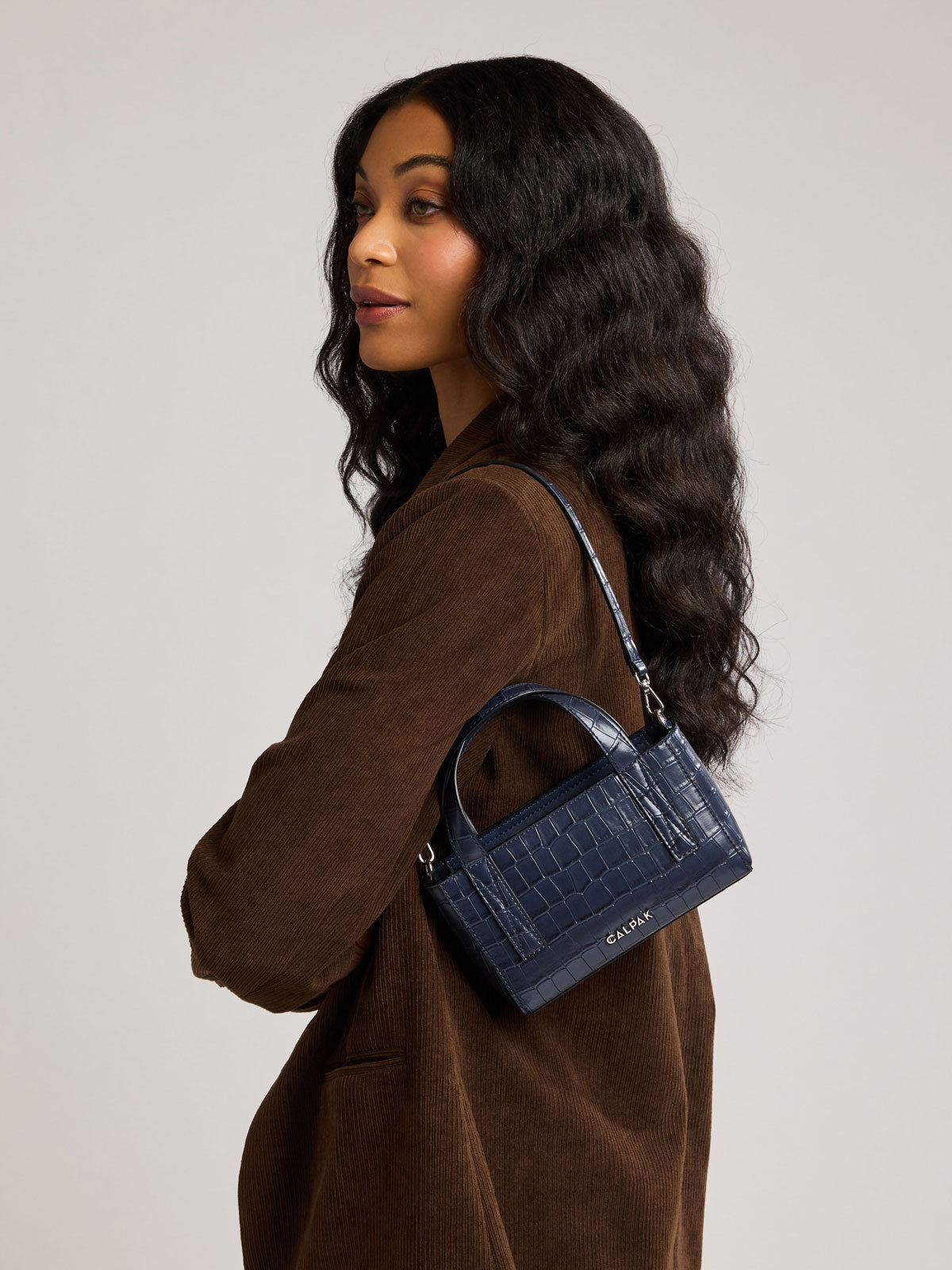 calpak-haven-mini-sac-bandouli-re-croc-navy image 2