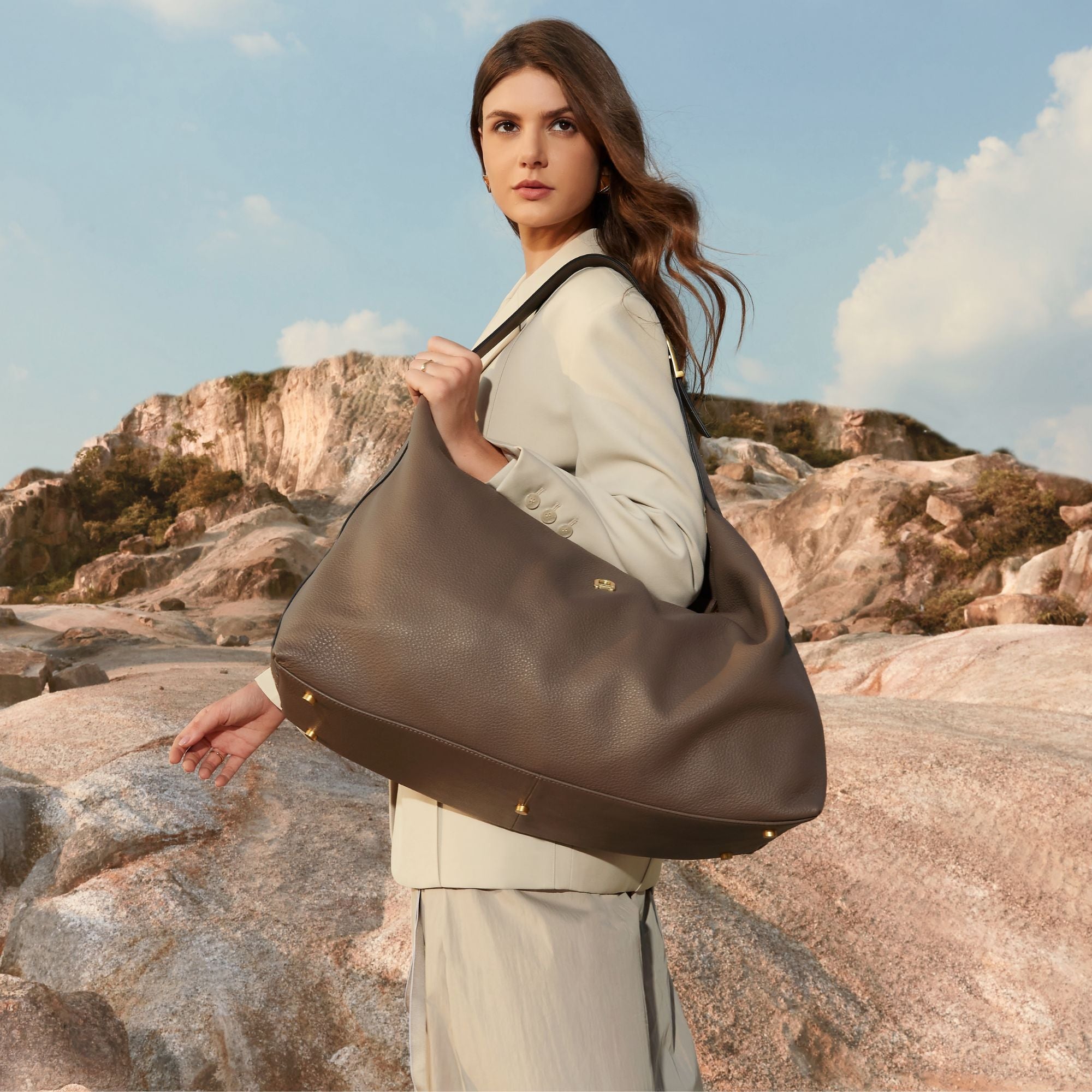 arthur-et-aston-camille-sac-de-voyage-cuir-taupe-week-end image 2