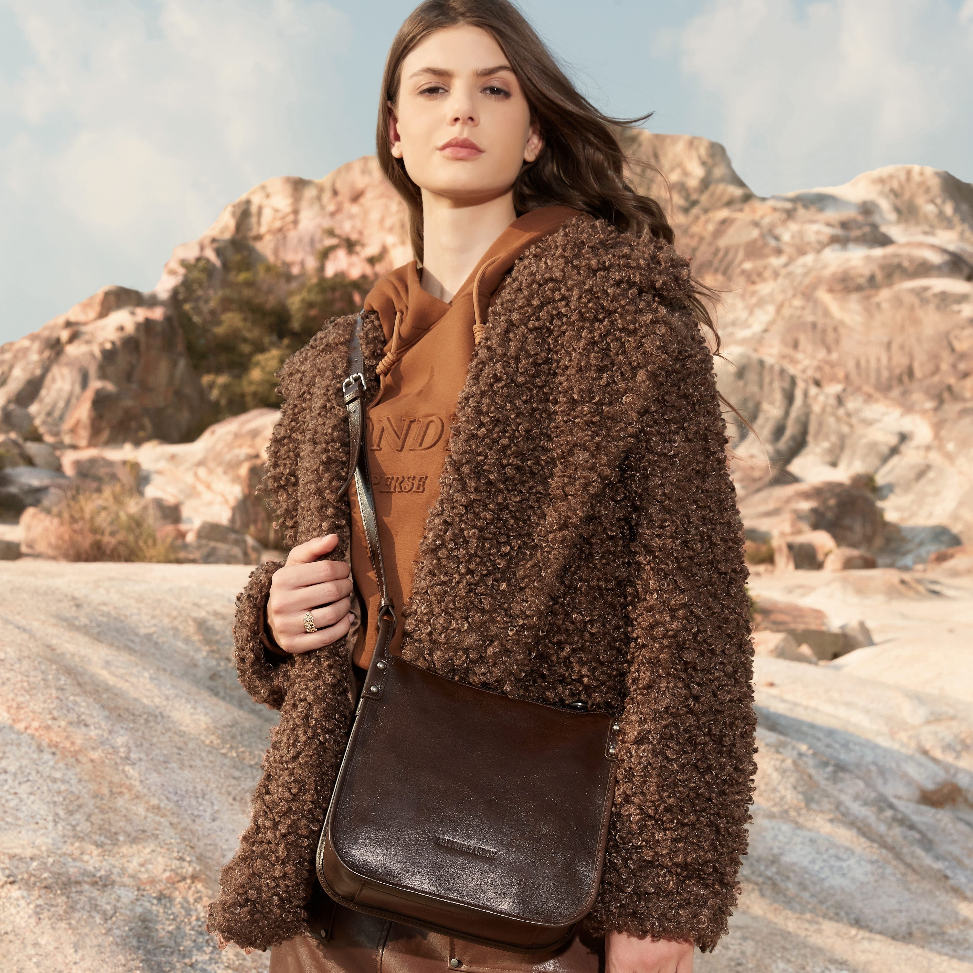 arthur-et-aston-edith-sac-travers-cuir-noir-demi-lune image 1