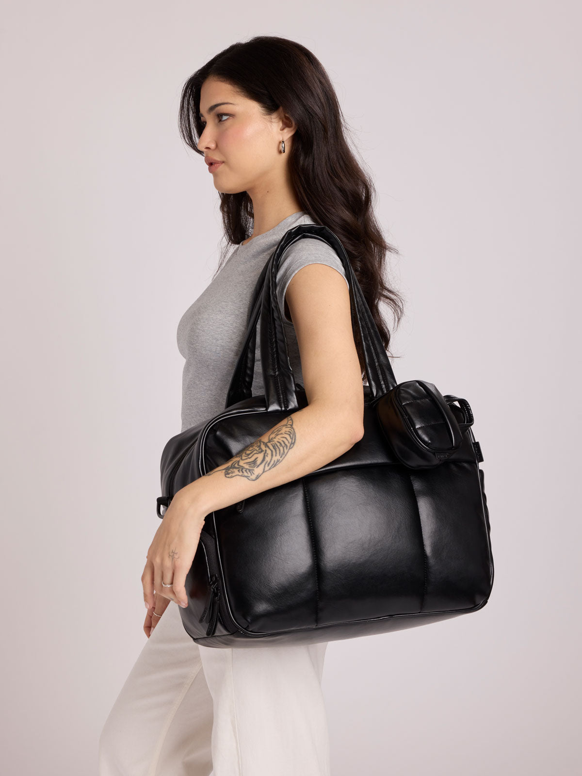 calpak-luka-duffel-vegan-leather-sac-week-end-cerise image 7