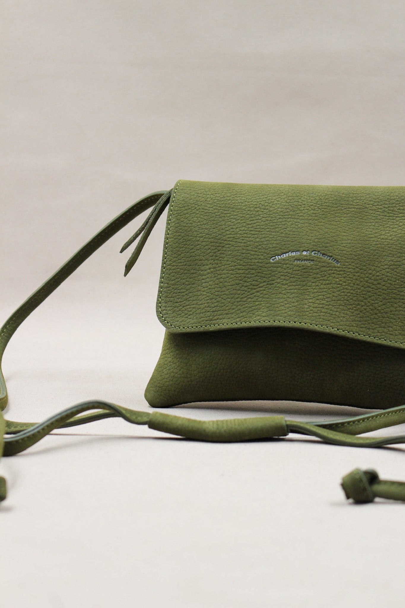 charles-et-charlus-mariette-m-pochette-cuir-nubuck-kaki-30cm image 4