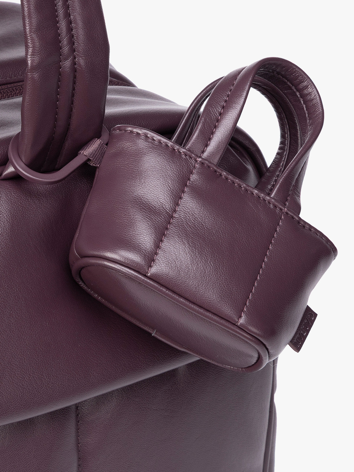 calpak-luka-tote-zip-charm-mini-pochette-cerise-vegan image 6