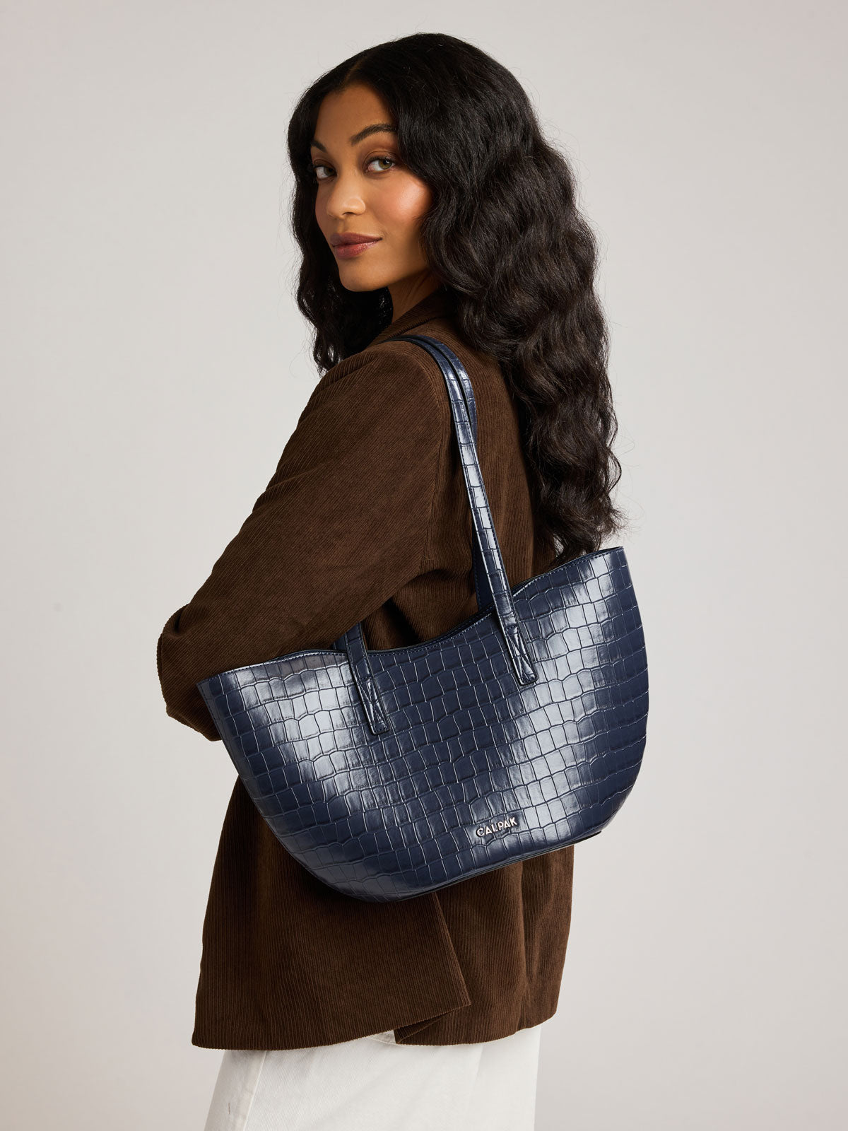calpak-haven-tulip-tote-sac-cabas-dark-cherry-croc-effet-croco image 7