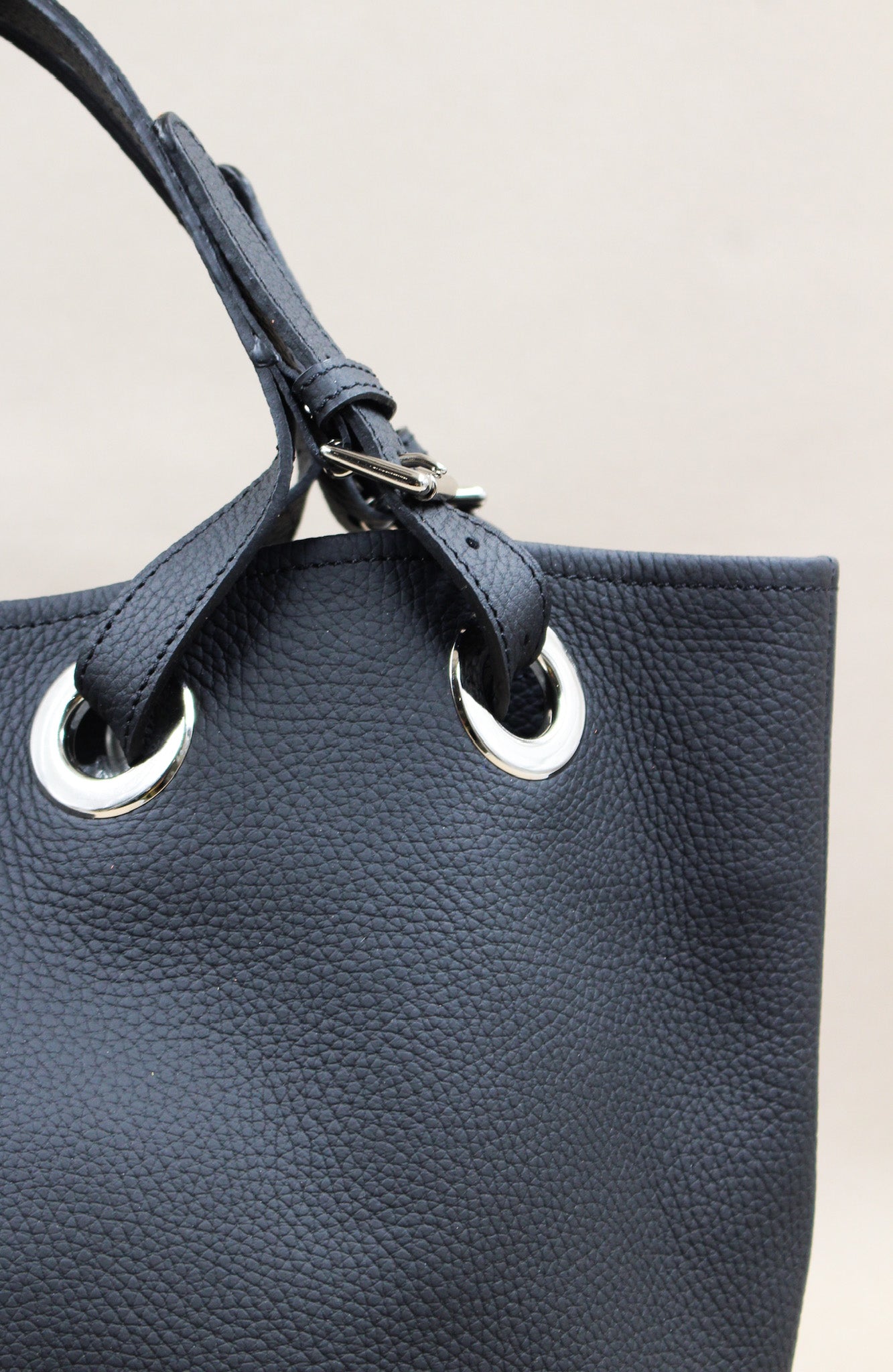charles-et-charlus-tote-bag-sac-cuir-grain-noir-46-cm image 4