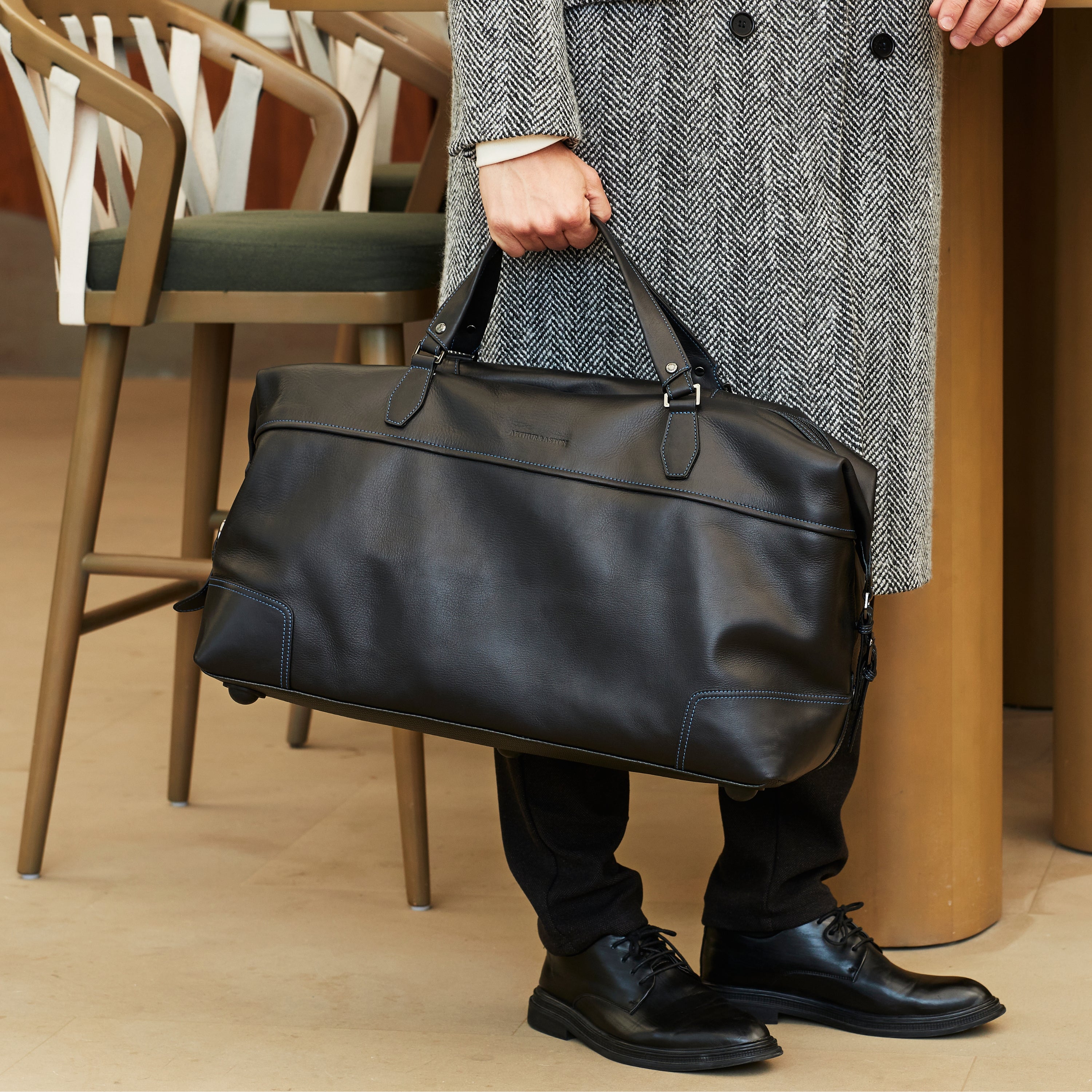 arthur-et-aston-pablo-sac-de-voyage-cuir-plong-noir-fil-bleu image 4