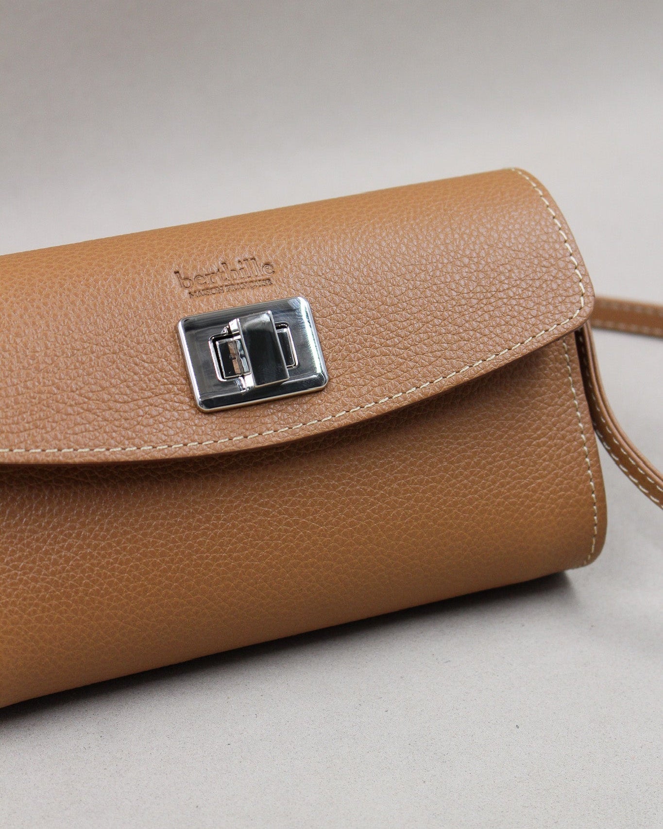 berthille-trotter-pochette-cuir-havane-vachette-pleine-fleur image 8