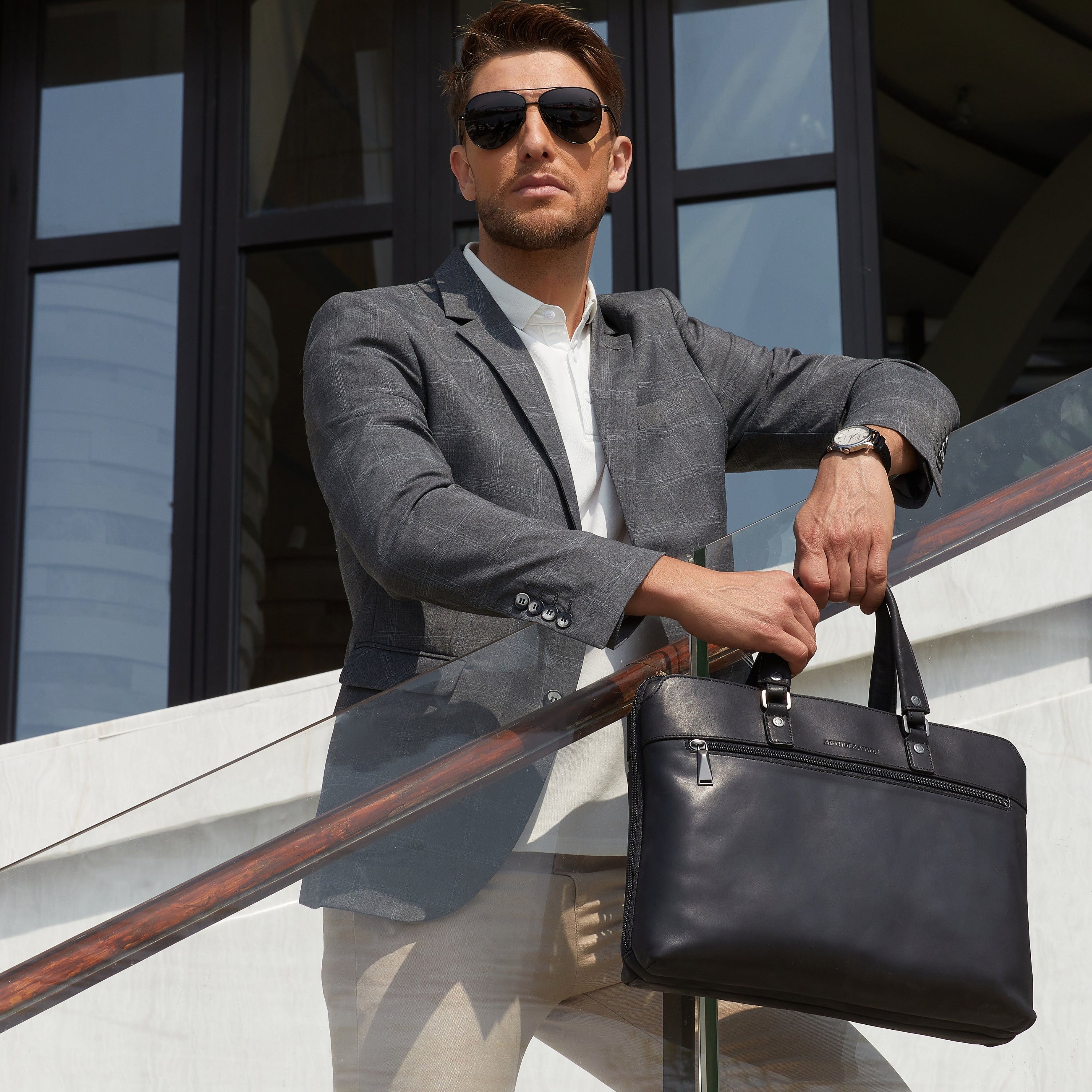 arthur-et-aston-cosmo-porte-ordinateur-cuir-noir-40cm image 3