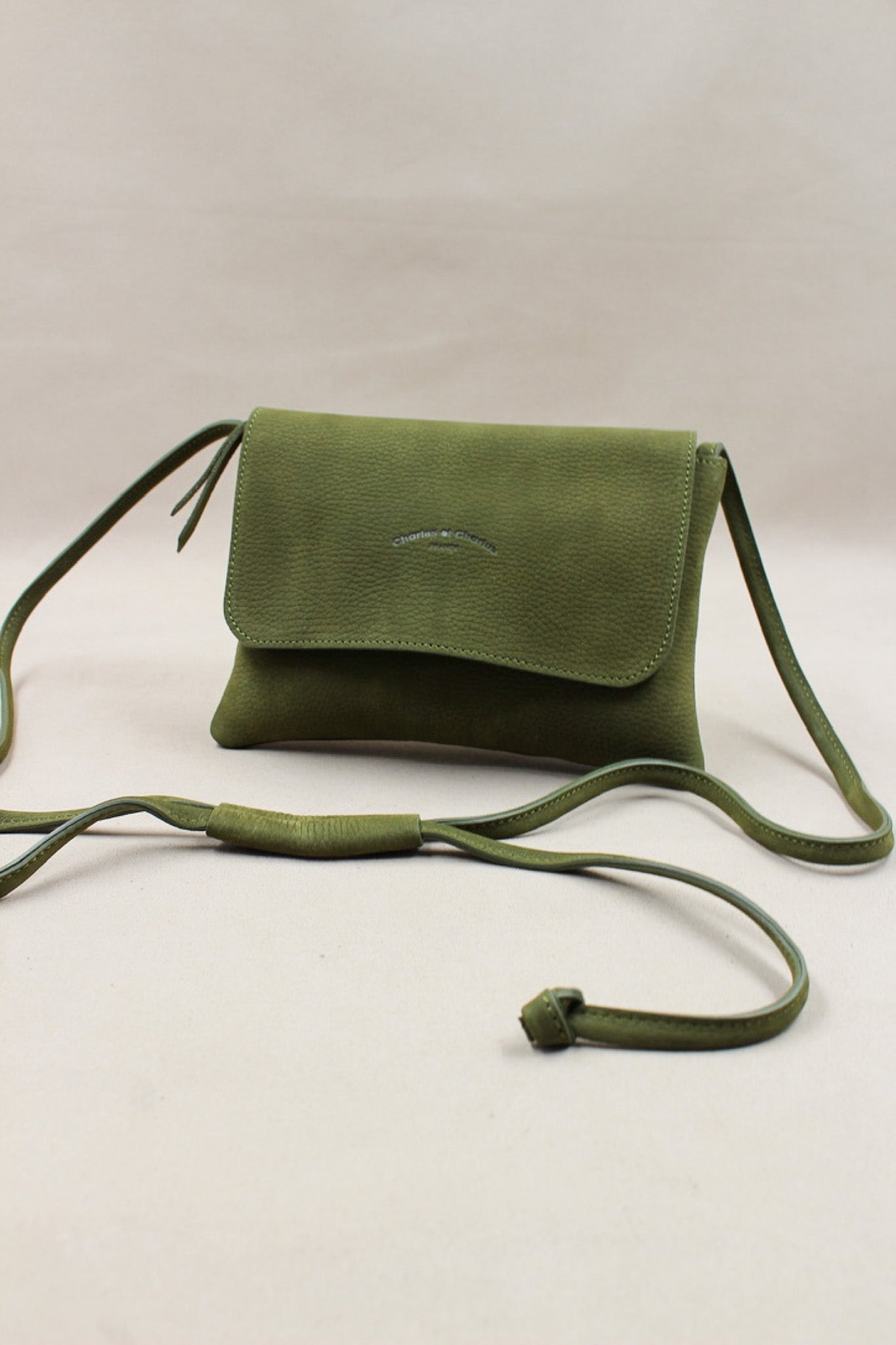 charles-et-charlus-mariette-s-pochette-nubuck-kaki-22-cm image 4