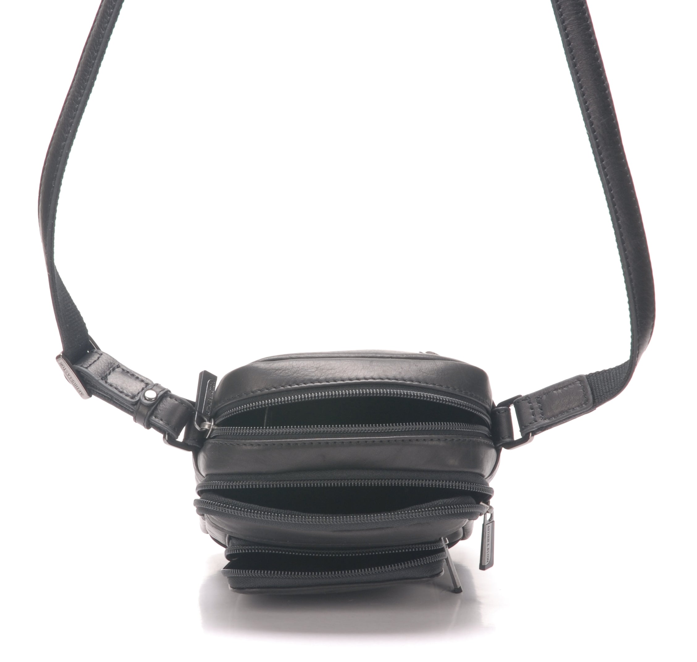 arthur-et-aston-pablo-petit-sac-travers-cuir-noir-fil-noir image 4