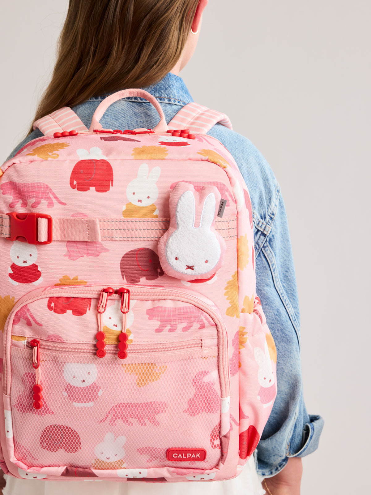 calpak-kids-miffy-breloque-sac-peluche-miffy-makes-memories image 2