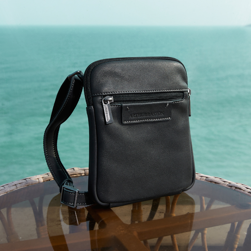 arthur-et-aston-johany-body-bag-cuir-noir-homme-vachette image 6