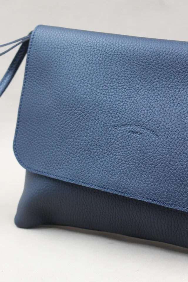 charles-et-charlus-mariette-m-pochette-cuir-marine-30-cm image 1