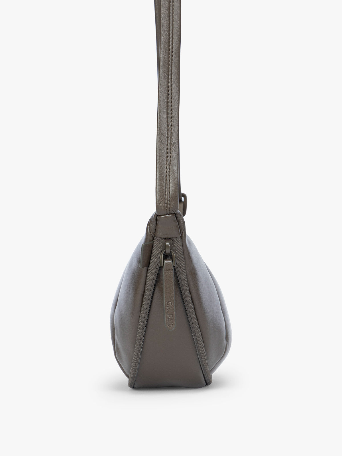 calpak-luka-sac-croissant-cuir-vegan-dark-cherry image 4