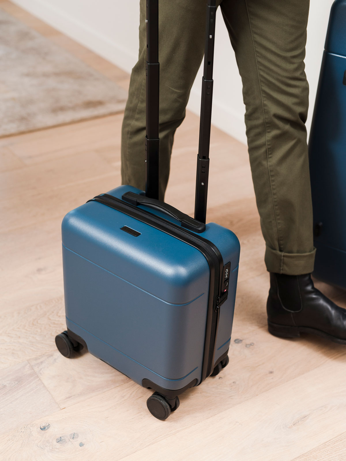 calpak-hue-mini-valise-cabine-glazed-dark-cherry image 2