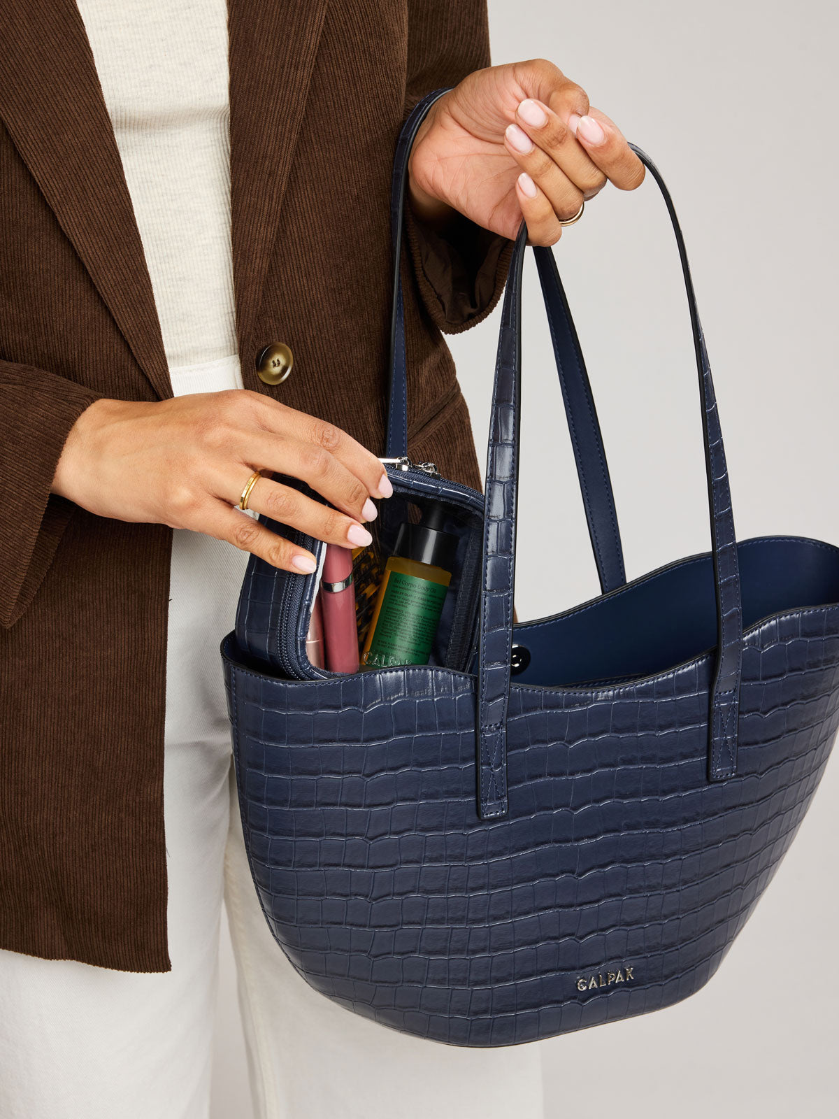 calpak-haven-tulip-tote-sac-cabas-dark-cherry-croc-effet-croco image 8