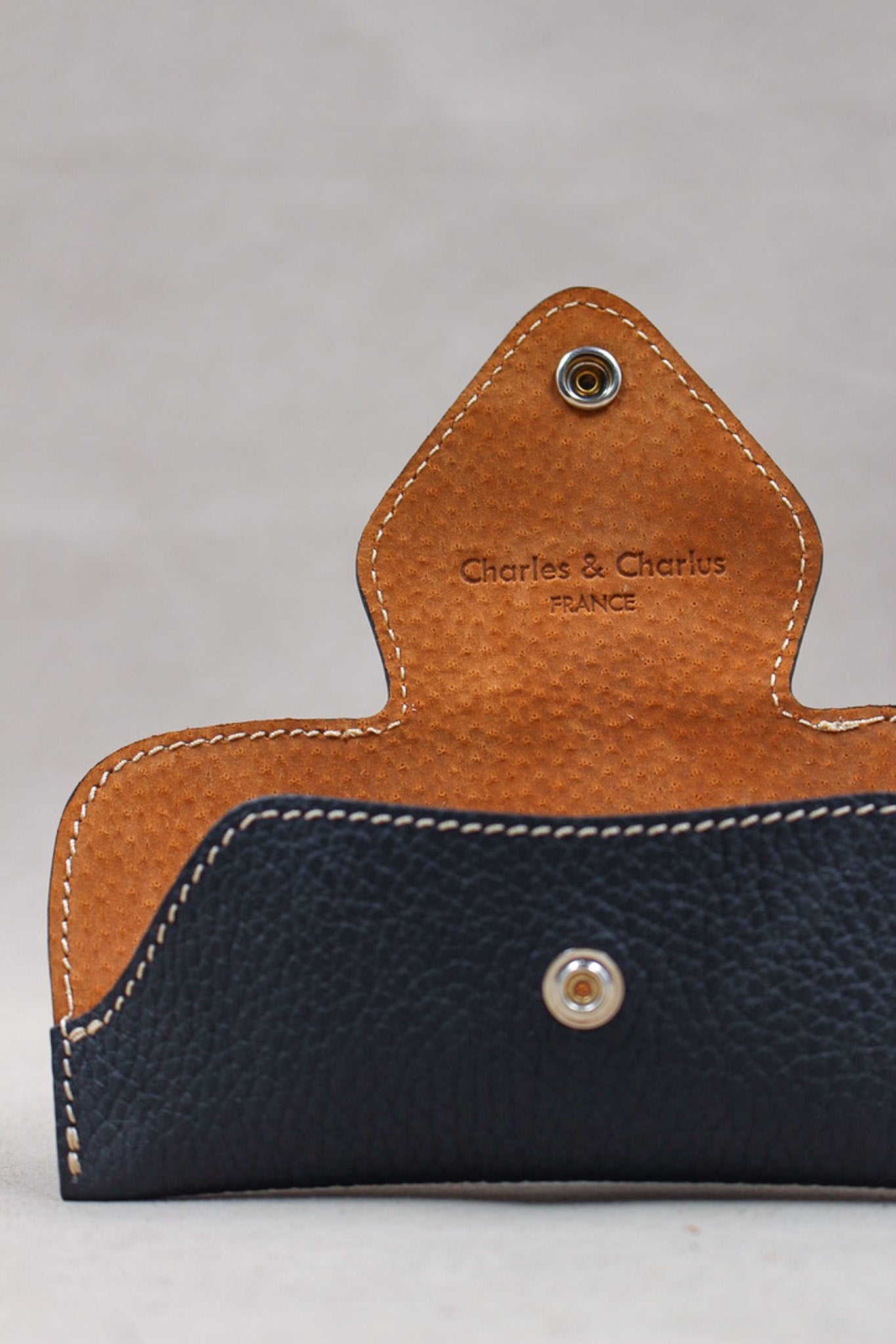 charles-et-charlus-tui-lunettes-cuir-grain-kaki-fabriqu-en-france image 8