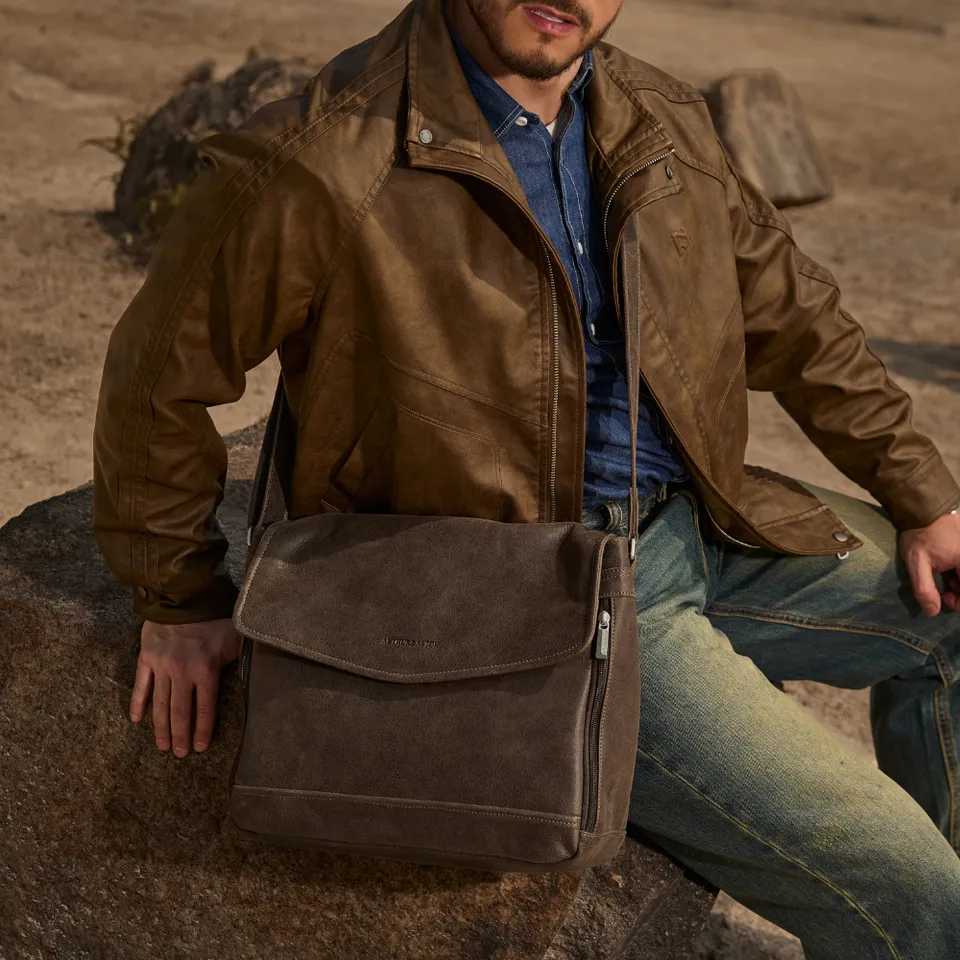 arthur-et-aston-owen-grande-besace-cuir-ch-taigne-homme image 1