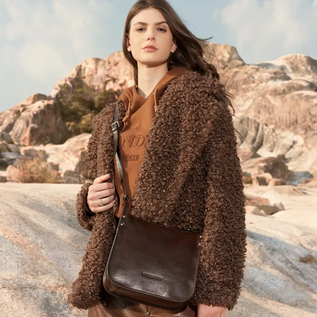 arthur-et-aston-edith-sac-travers-cuir-noir-demi-lune image 1