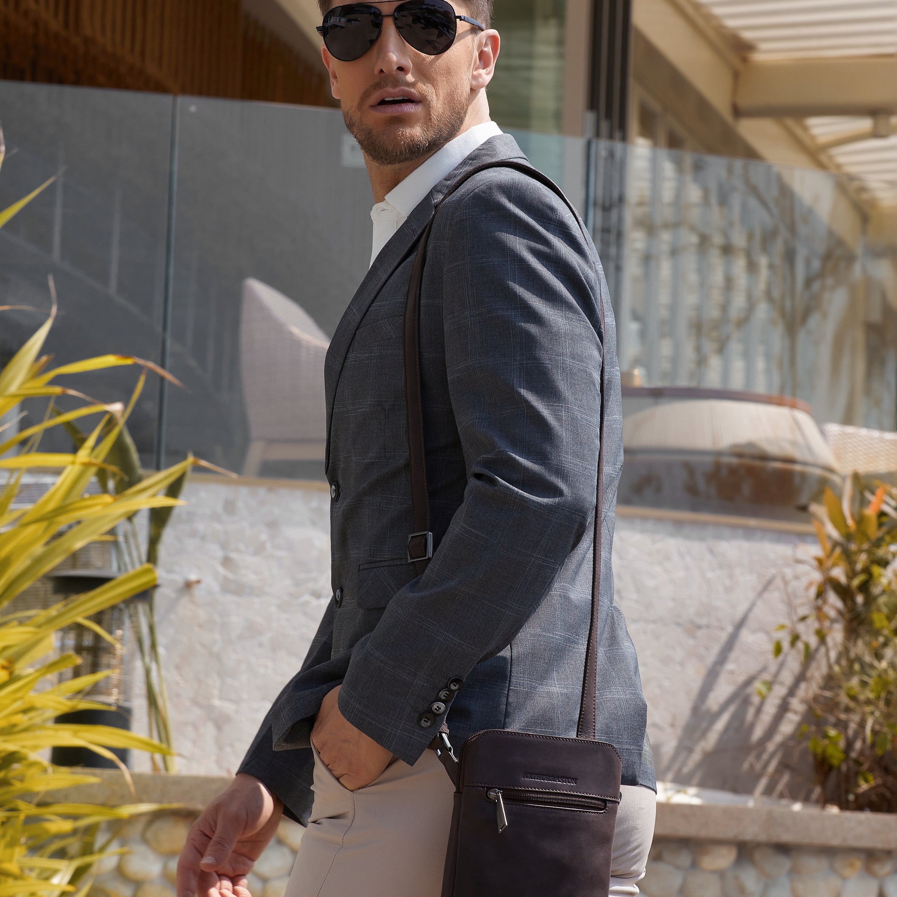 arthur-et-aston-cosmo-body-bag-cuir-noir image 3