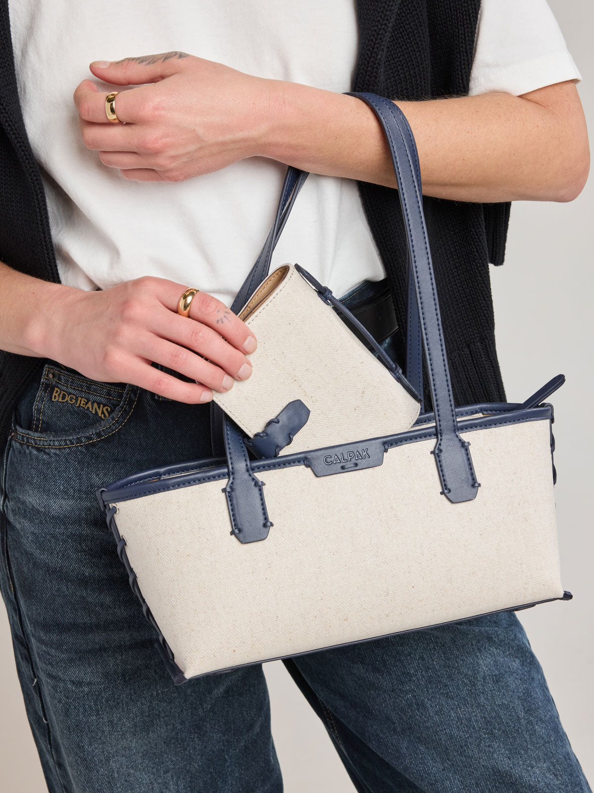 calpak-colette-portefeuille-passeport-toile-marron image 2