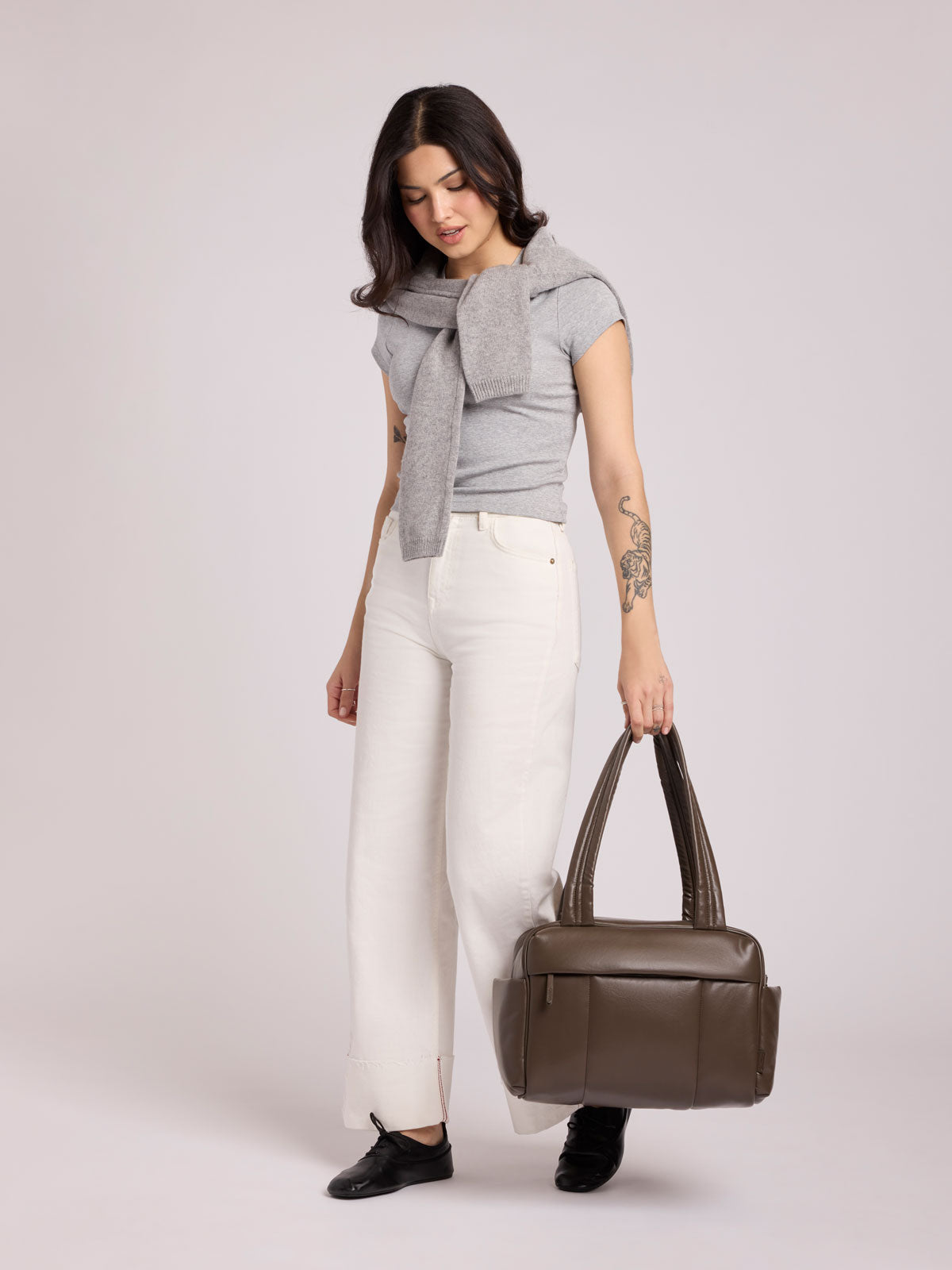 calpak-luka-mini-duffel-sac-polochon-noir-simili-cuir image 2