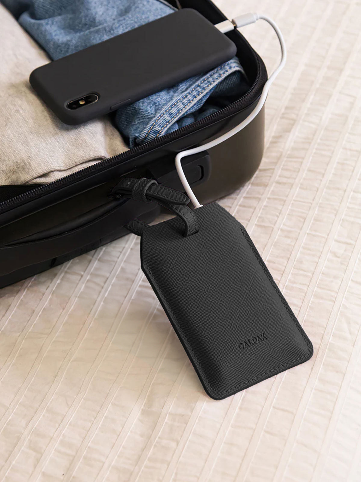 calpak-luggage-tag-charger-tiquette-noire-2500-mah image 2