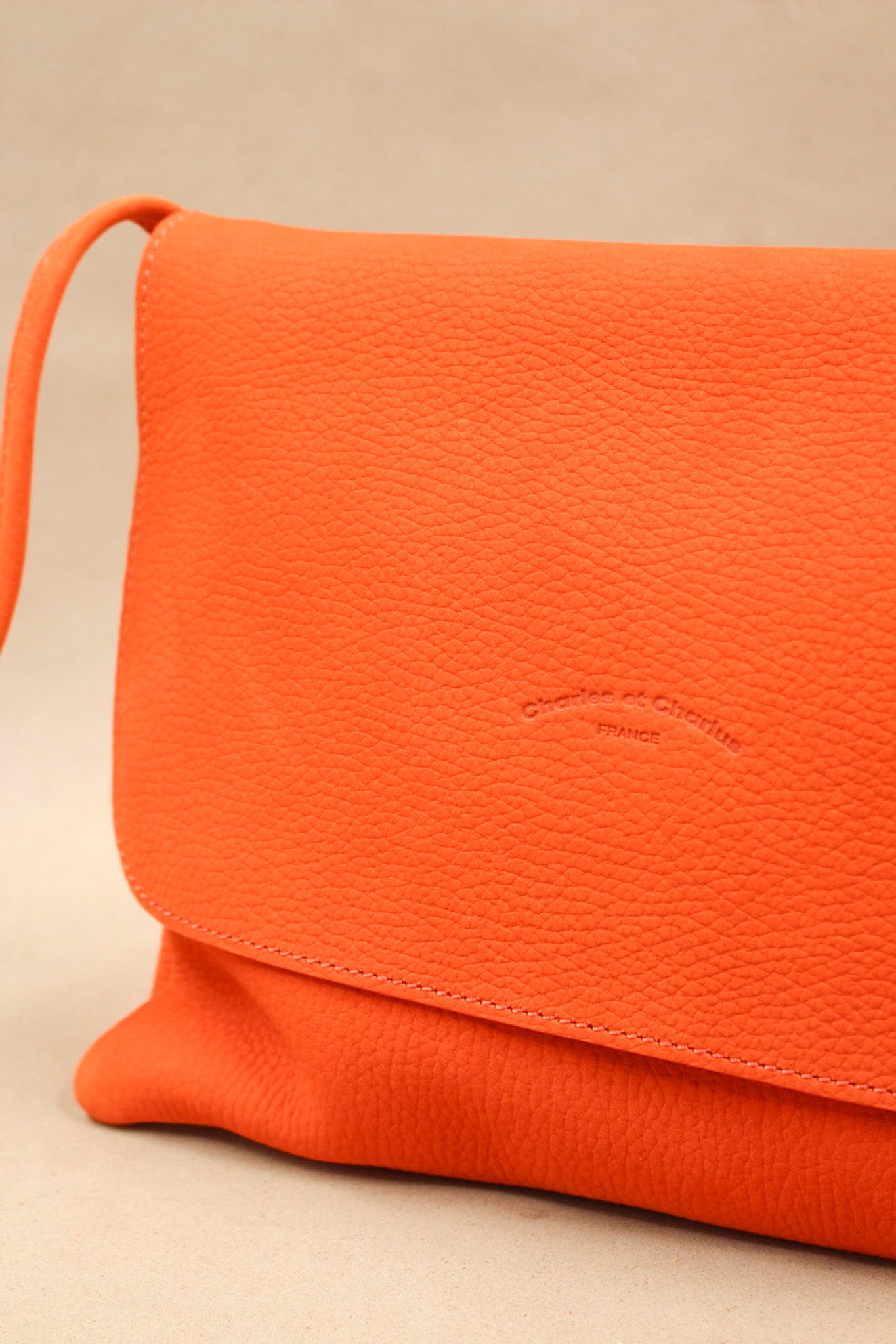 charles-et-charlus-mariette-m-pochette-cuir-nubuck-kaki-30cm image 7