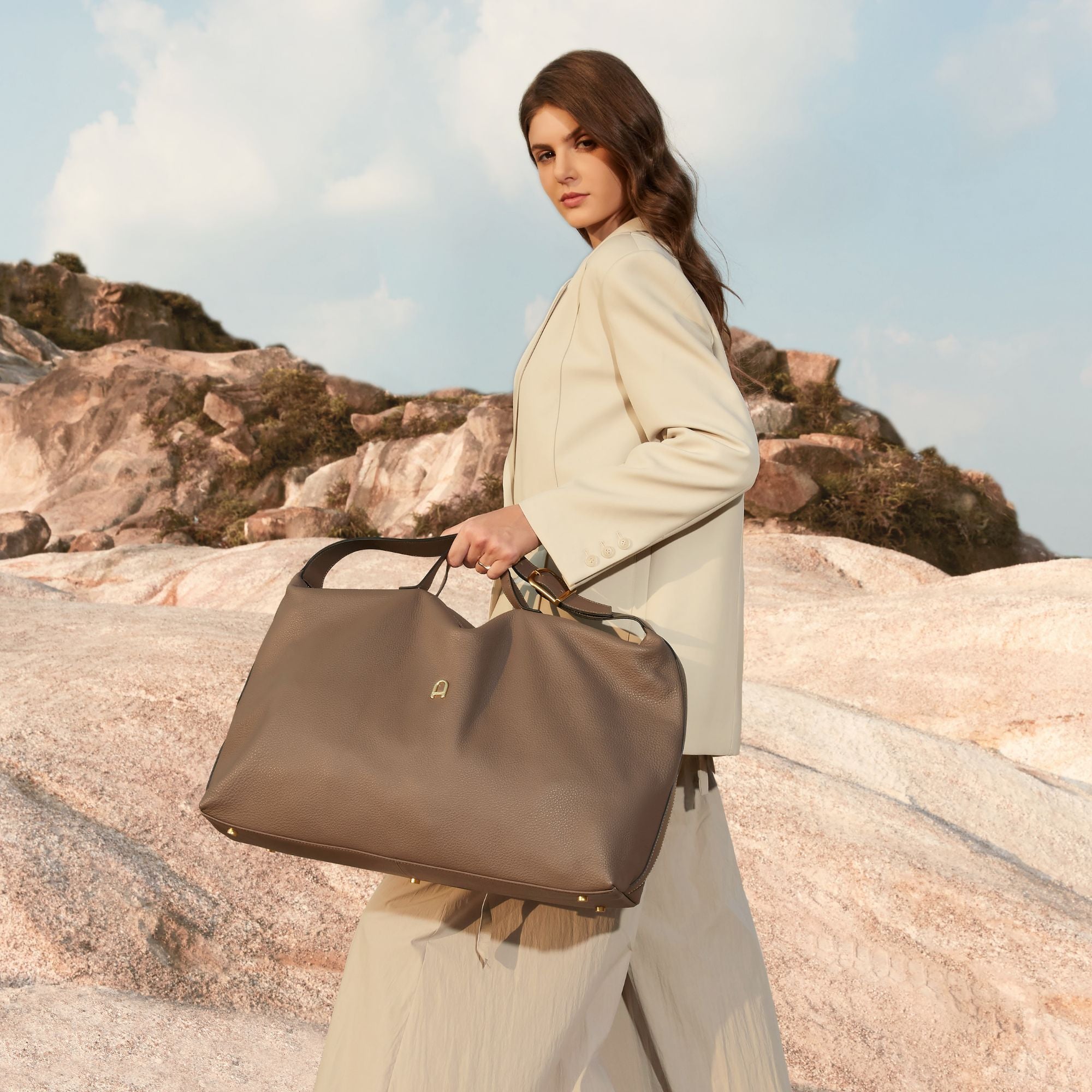 arthur-et-aston-camille-sac-de-voyage-cuir-taupe-week-end image 1