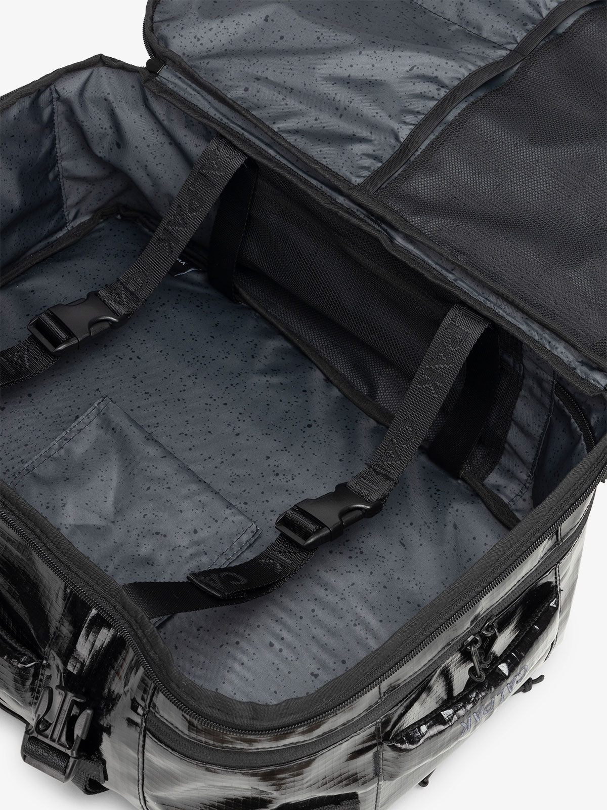 calpak-terra-26l-laptop-duffel-backpack-sac-dos-noir-obsidian image 5