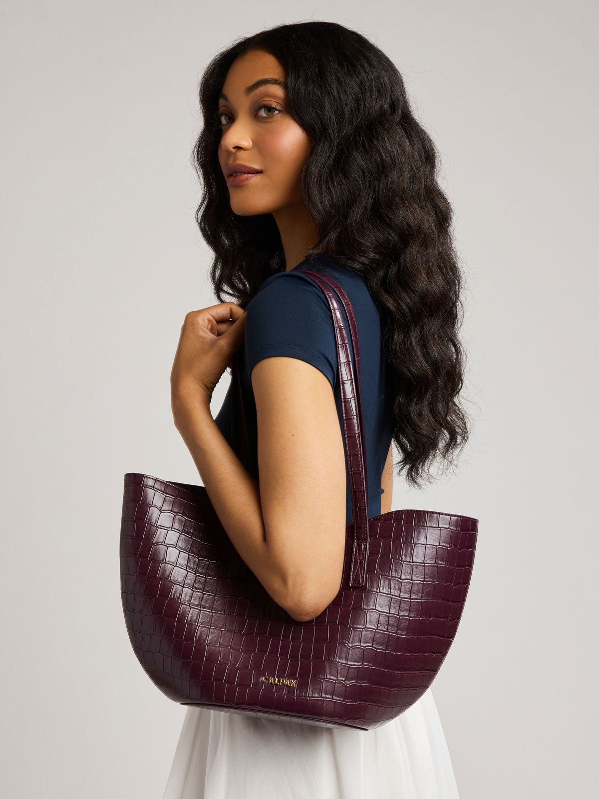 calpak-haven-tulip-tote-sac-cabas-dark-cherry-croc-effet-croco image 2