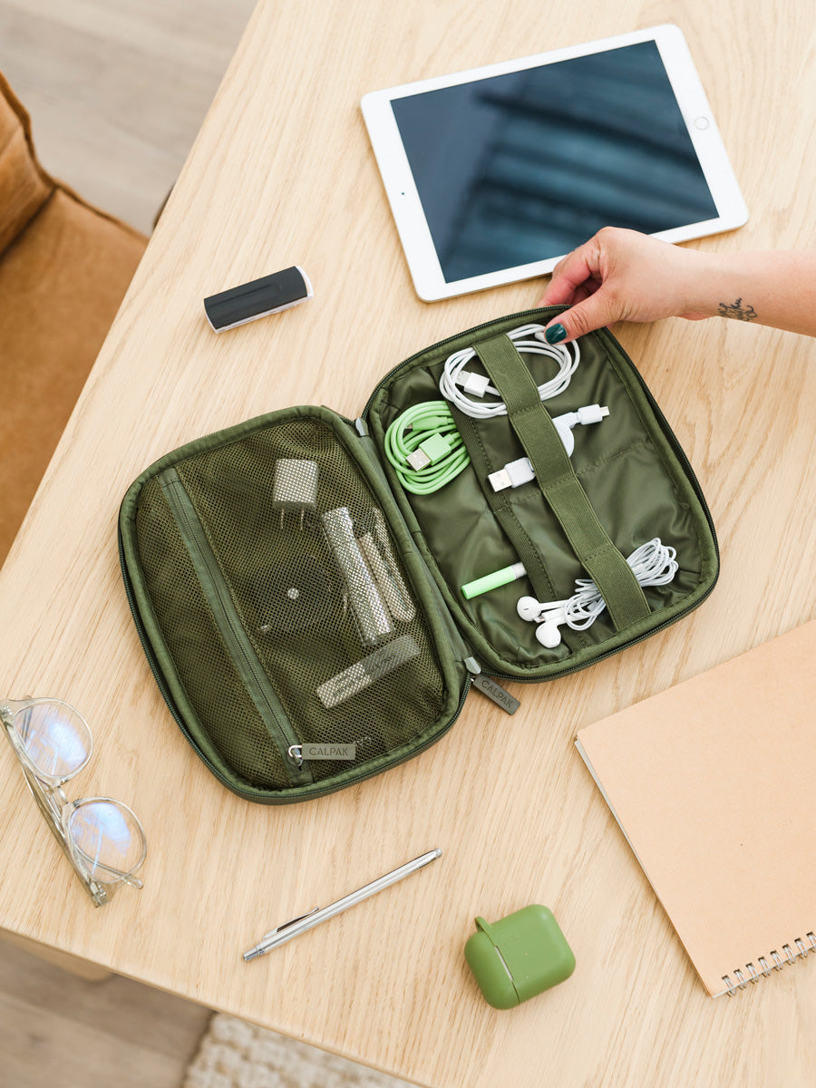 calpak-travel-essentials-tech-organizer-pochette-c-bles-snow-leopard image 7