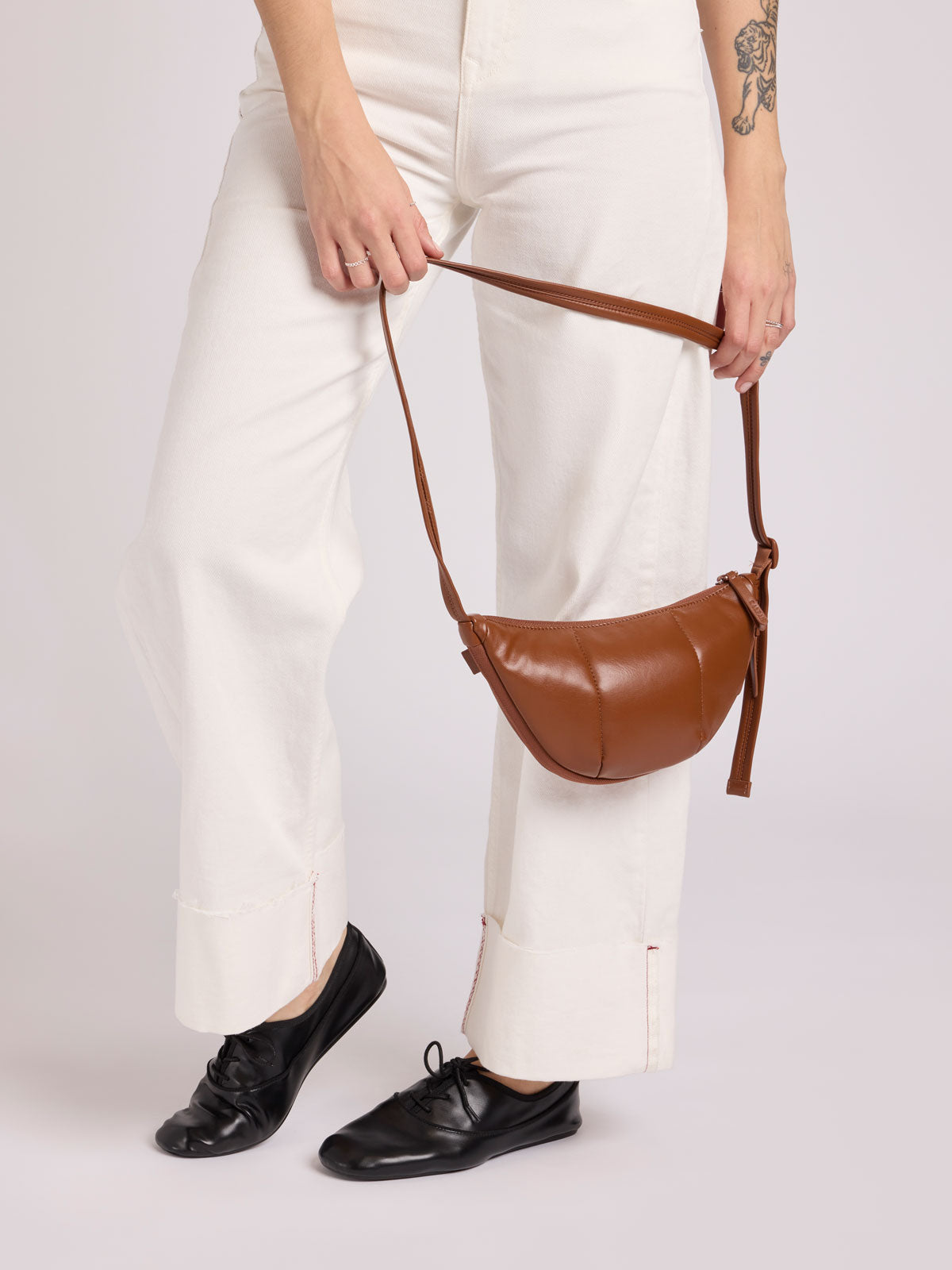 calpak-luka-sac-croissant-cuir-vegan-dark-cherry image 6