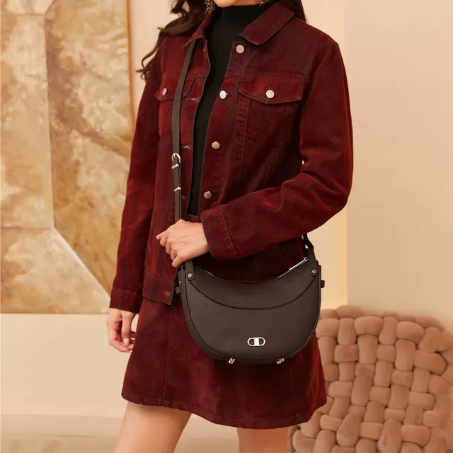 arthur-et-aston-daphn-sac-demi-lune-cuir-chocolat image 1