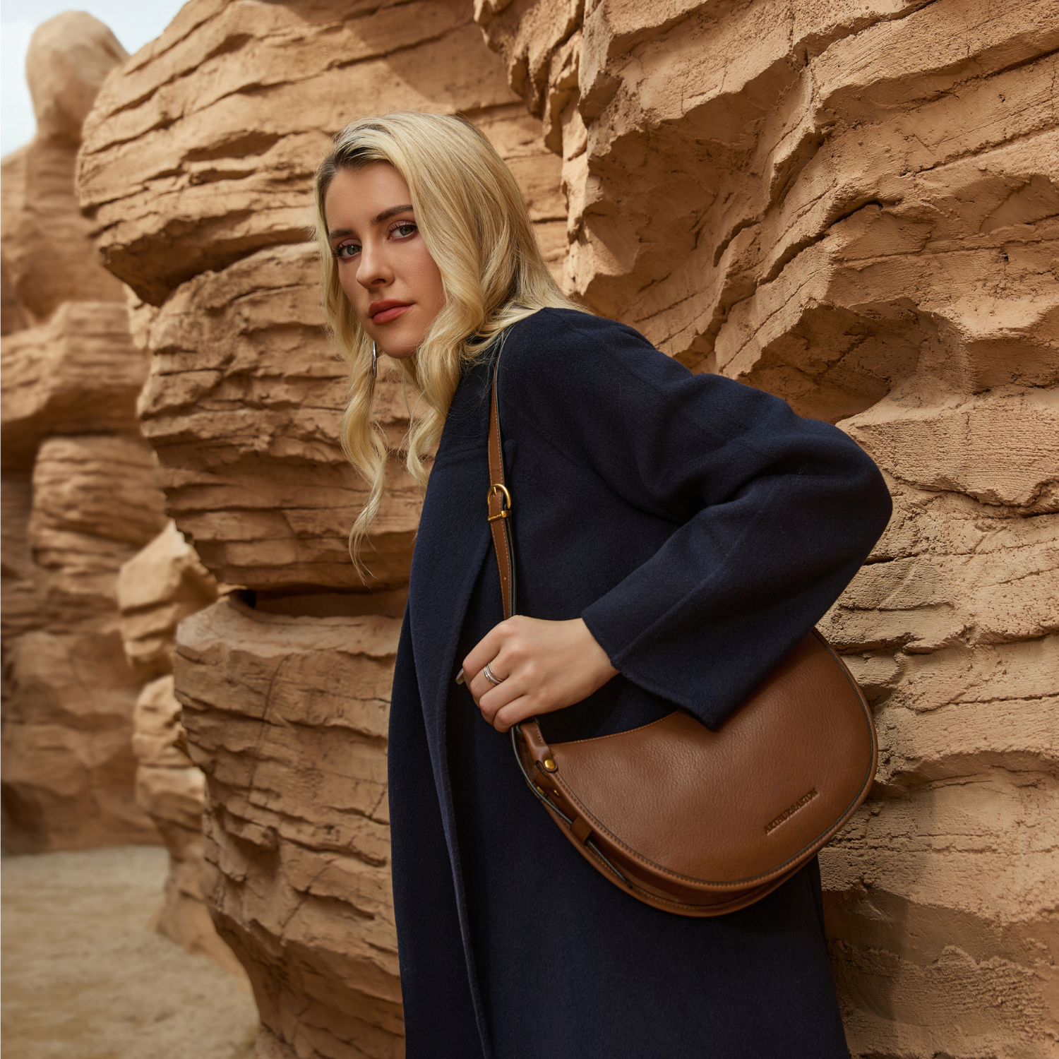 arthur-et-aston-cassidy-sac-paule-cuir-demi-lune-cognac image 4