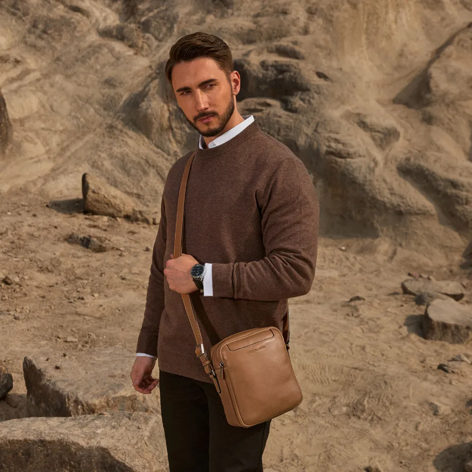 arthur-et-aston-l-on-sac-travers-cuir-homme-grand-mod-le-cognac image 1