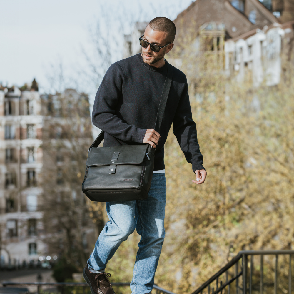 arthur-et-aston-n-ro-sac-travers-rabat-cuir-noir image 2