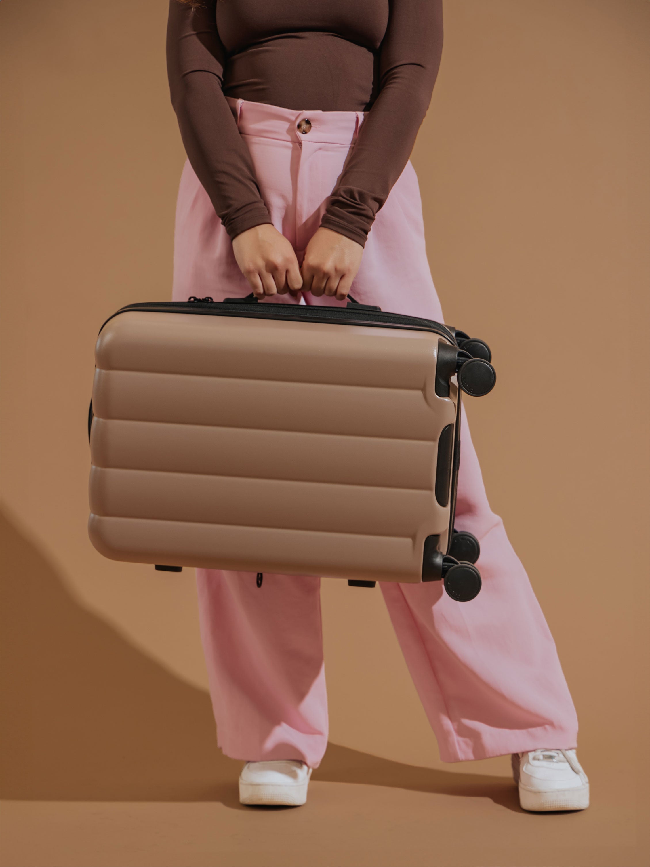 calpak-evry-valise-cabine-rigide-chocolat-extensible image 7