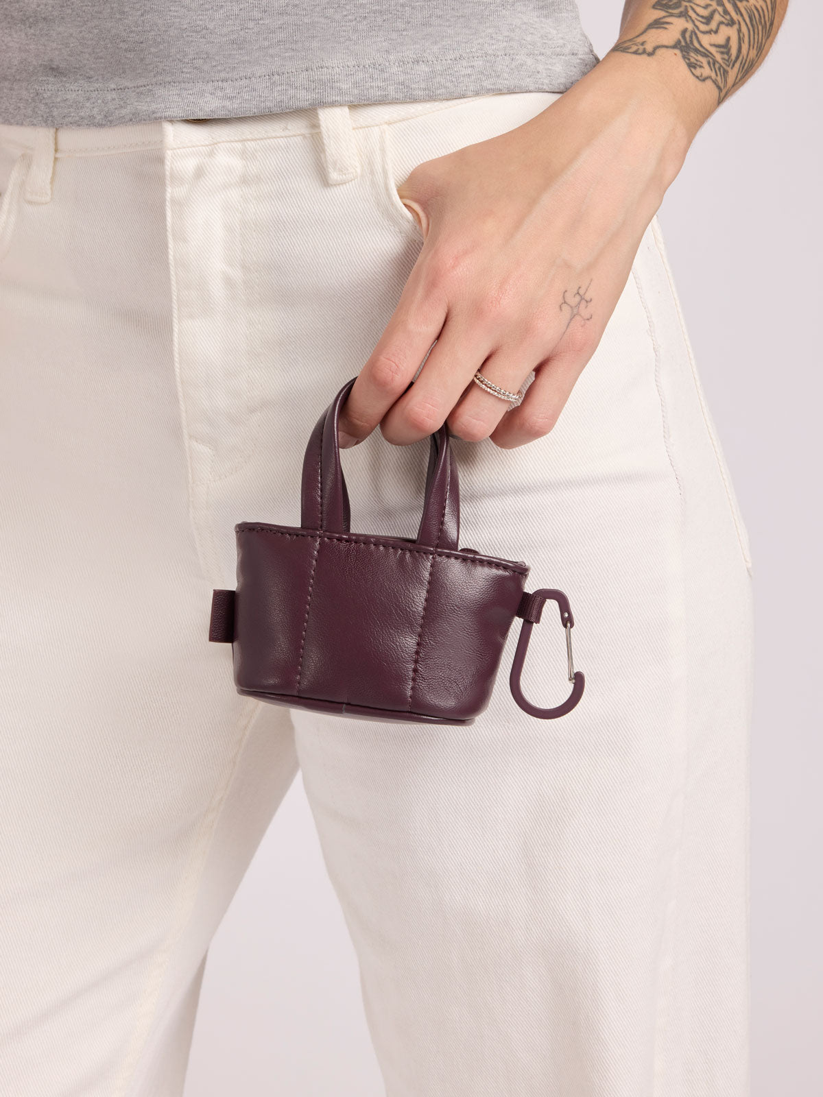 calpak-luka-tote-zip-charm-mini-pochette-cerise-vegan image 5