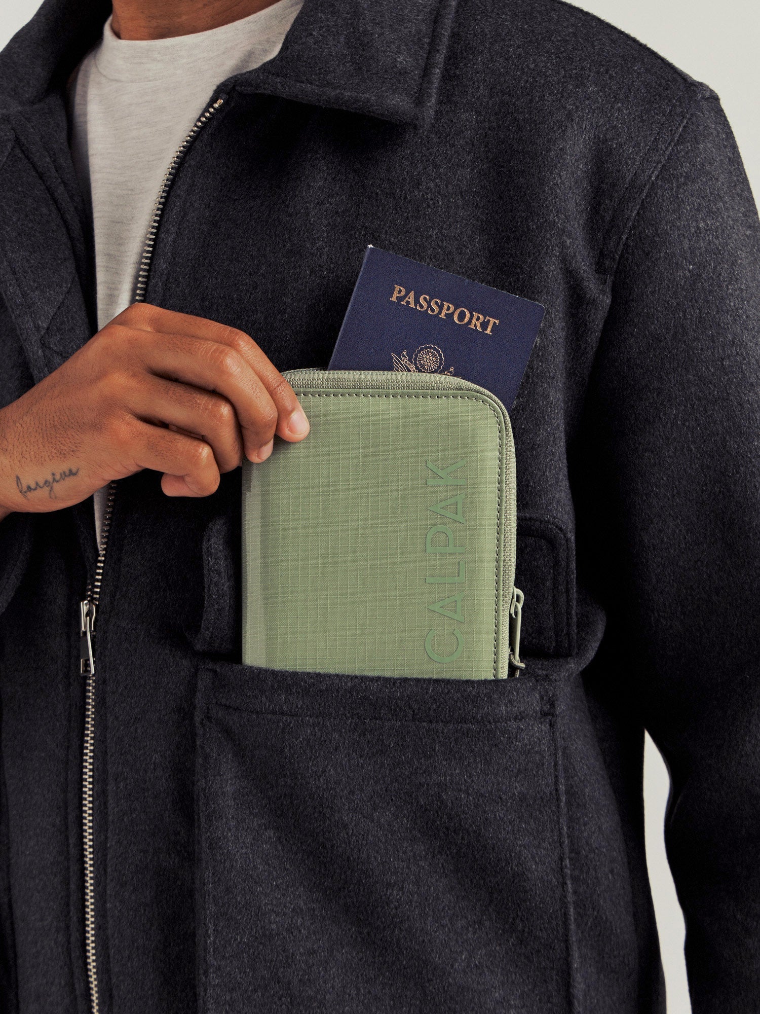calpak-terra-zip-passport-wallet-portefeuille-moonbeam image 2