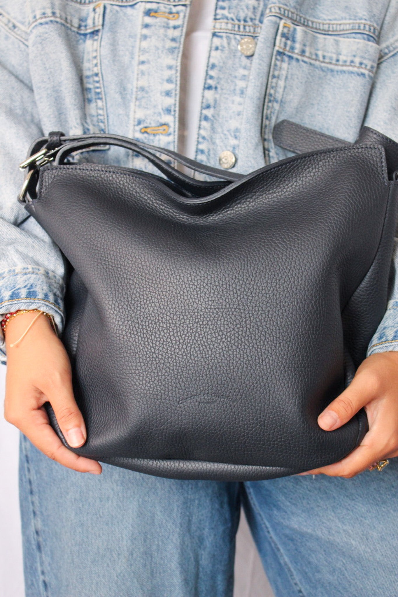 charles-et-charlus-janis-sac-hobo-cuir-grain-marine-30cm image 2