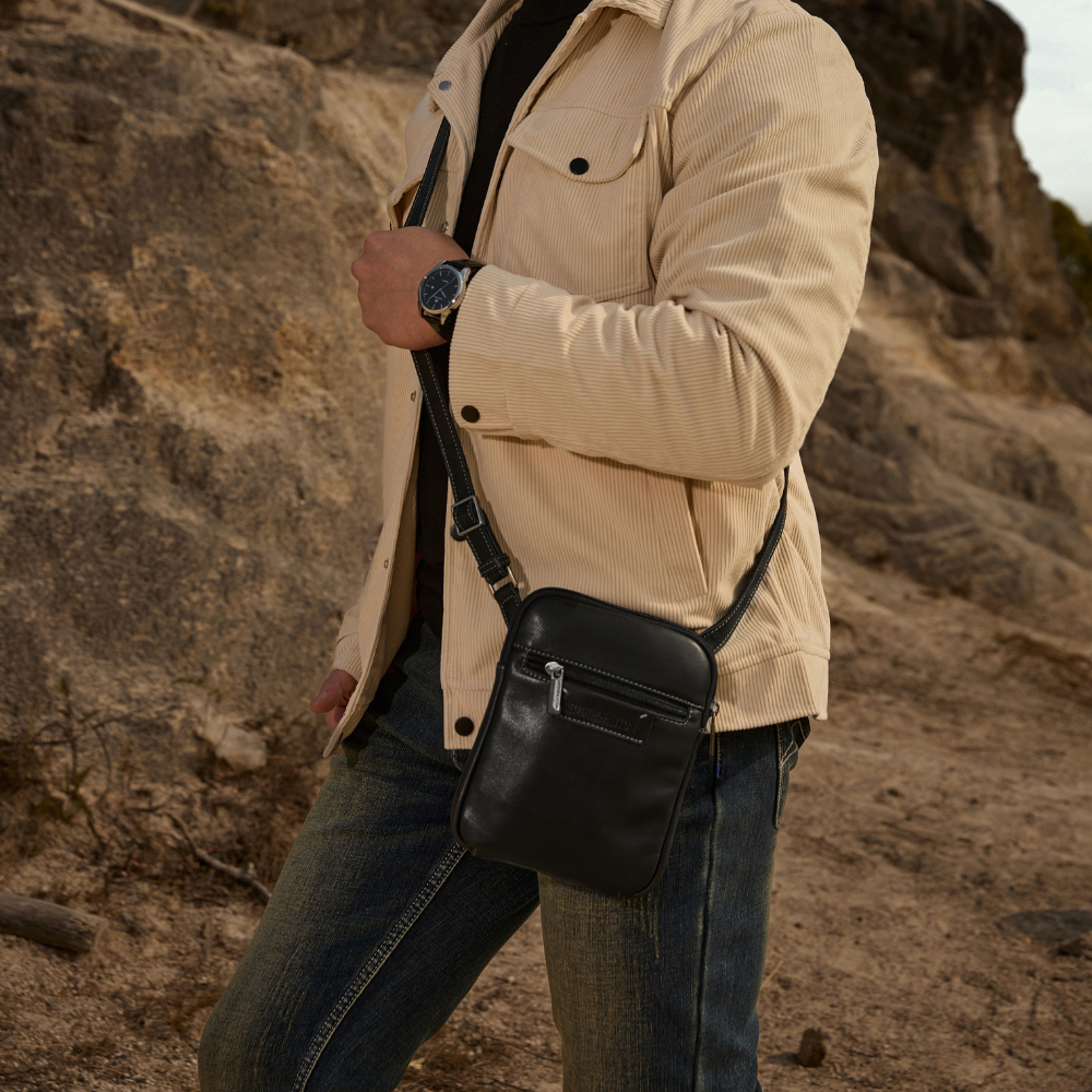 arthur-et-aston-johany-body-bag-cuir-noir-homme-vachette image 3