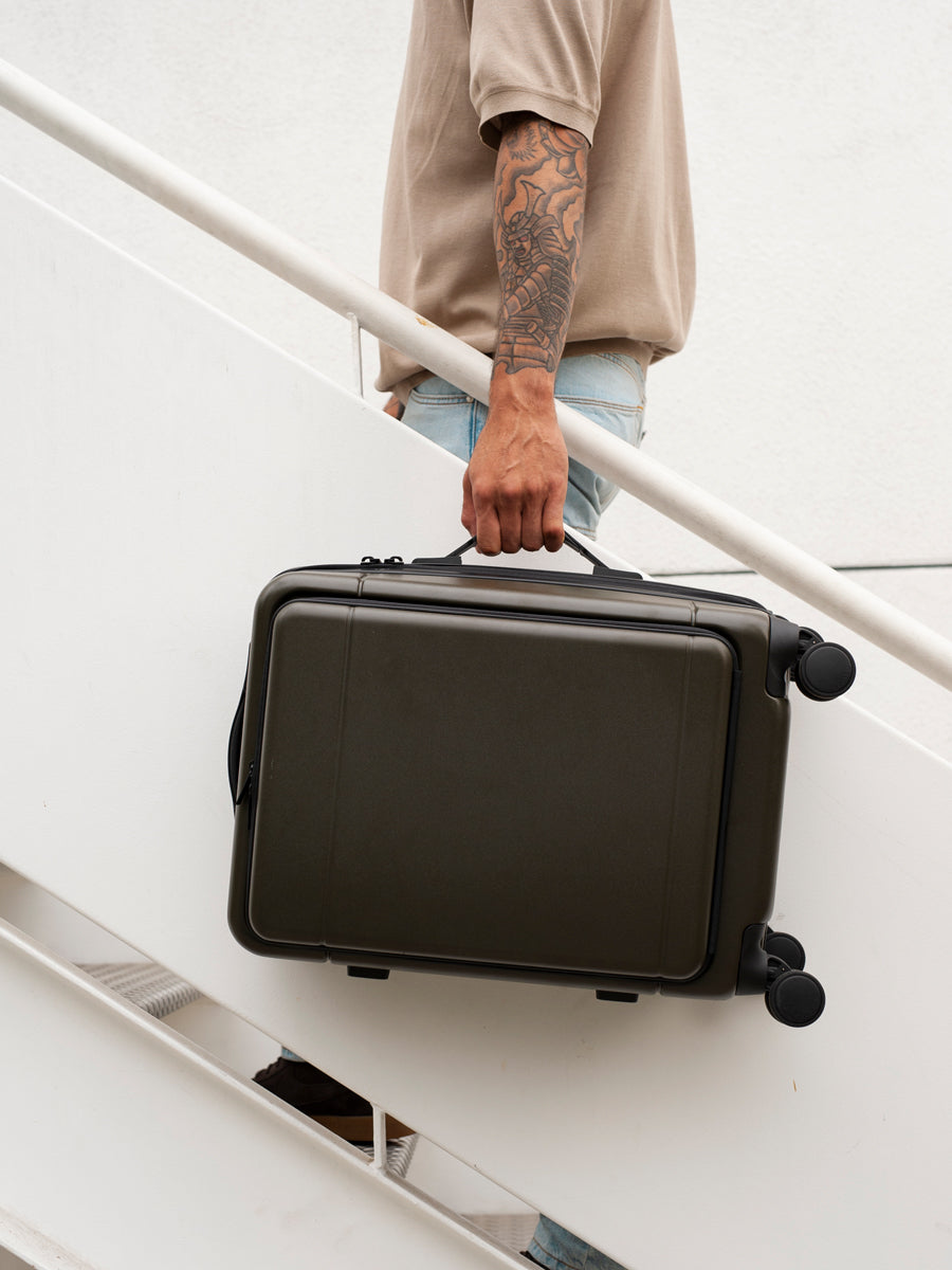 calpak-hue-valise-cabine-poche-avant-cerise-vernie image 6