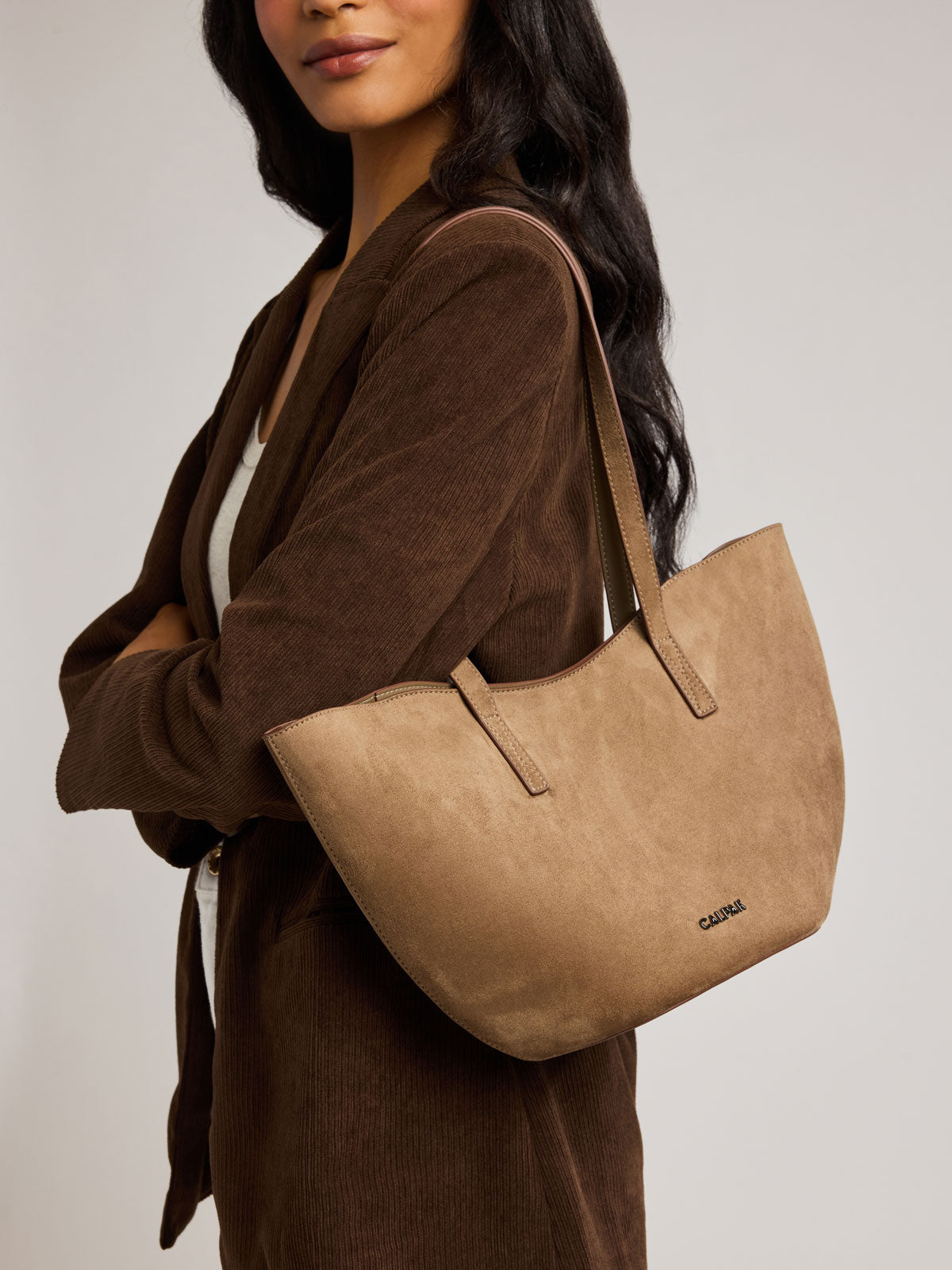 calpak-haven-tulip-tote-sac-cabas-truffle-suede-vegan image 2