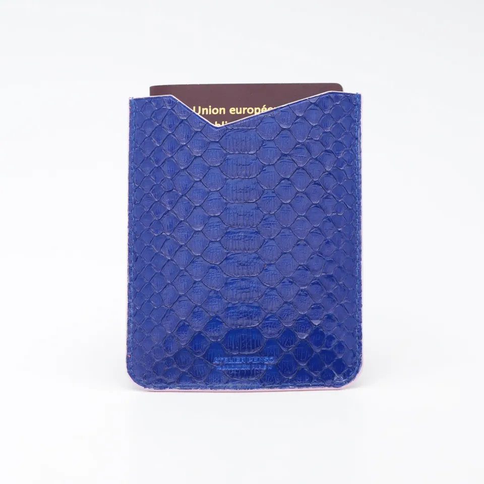 atelier-penso-prot-ge-passeports-tui-cuir-python-bleu image 1