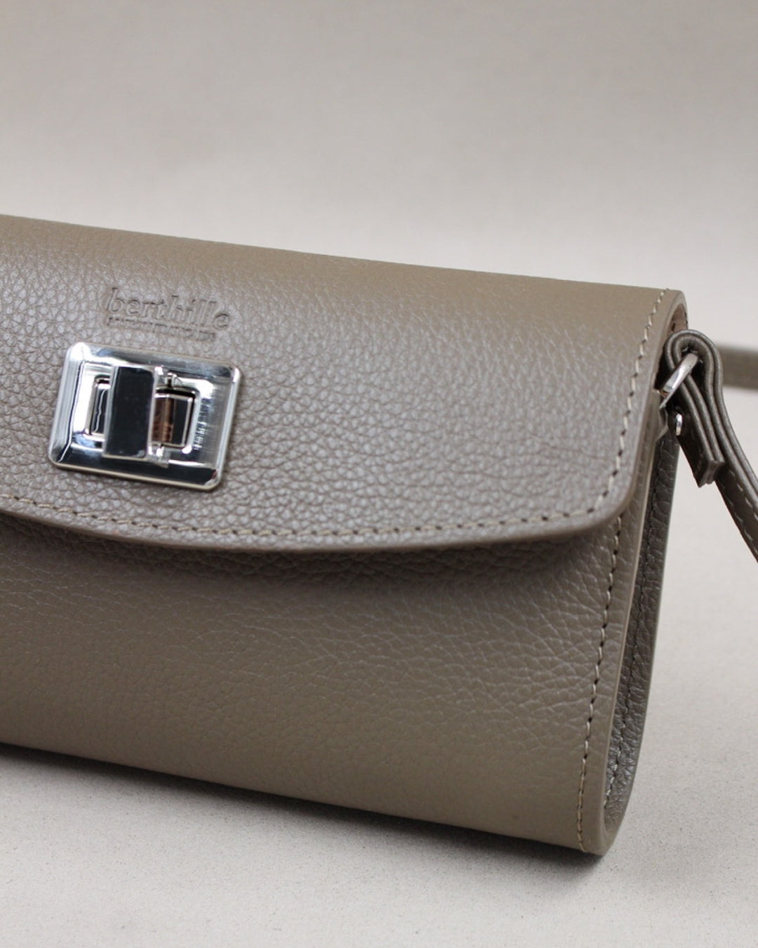berthille-trotter-pochette-cuir-havane-vachette-pleine-fleur image 1