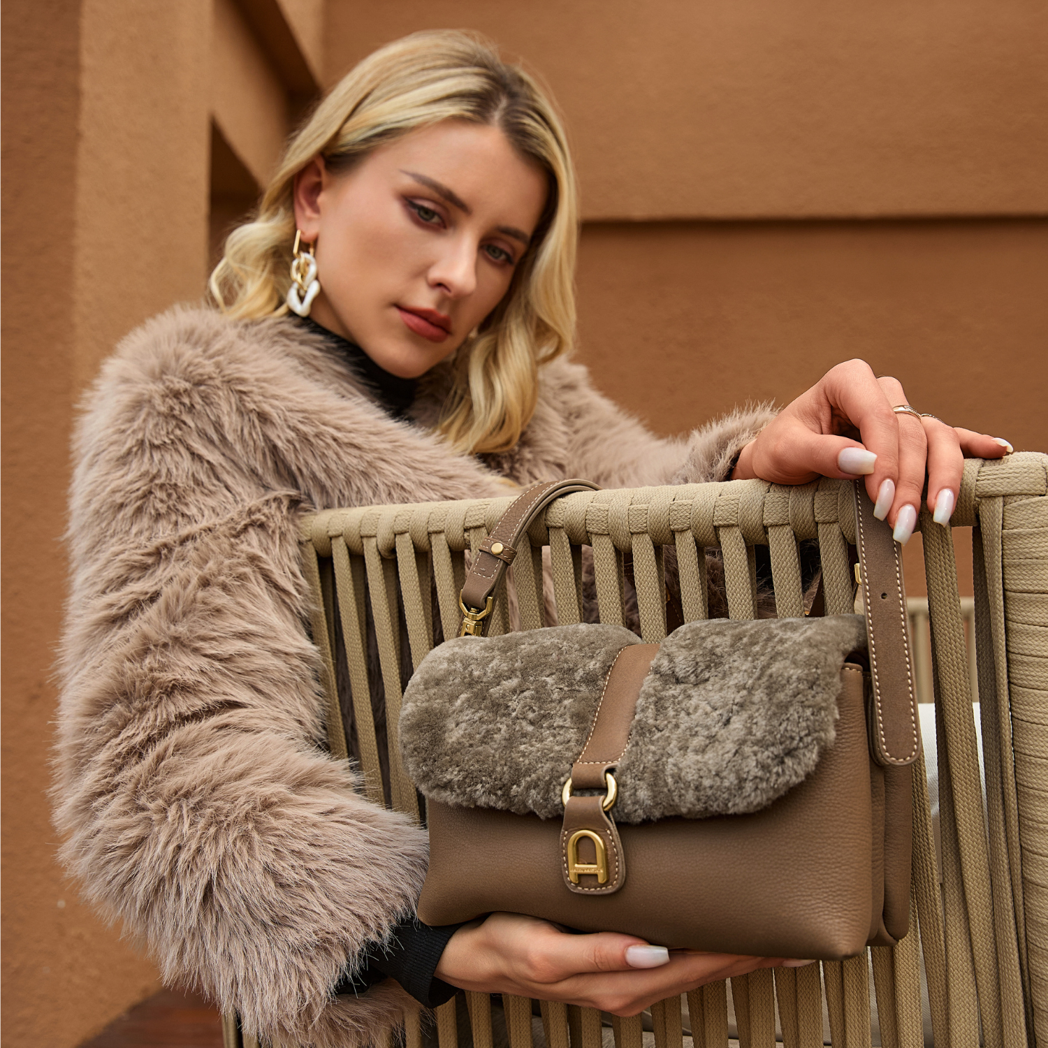 arthur-et-aston-ms015-sac-bandouli-re-cuir-caf-au-lait-fourrure image 1