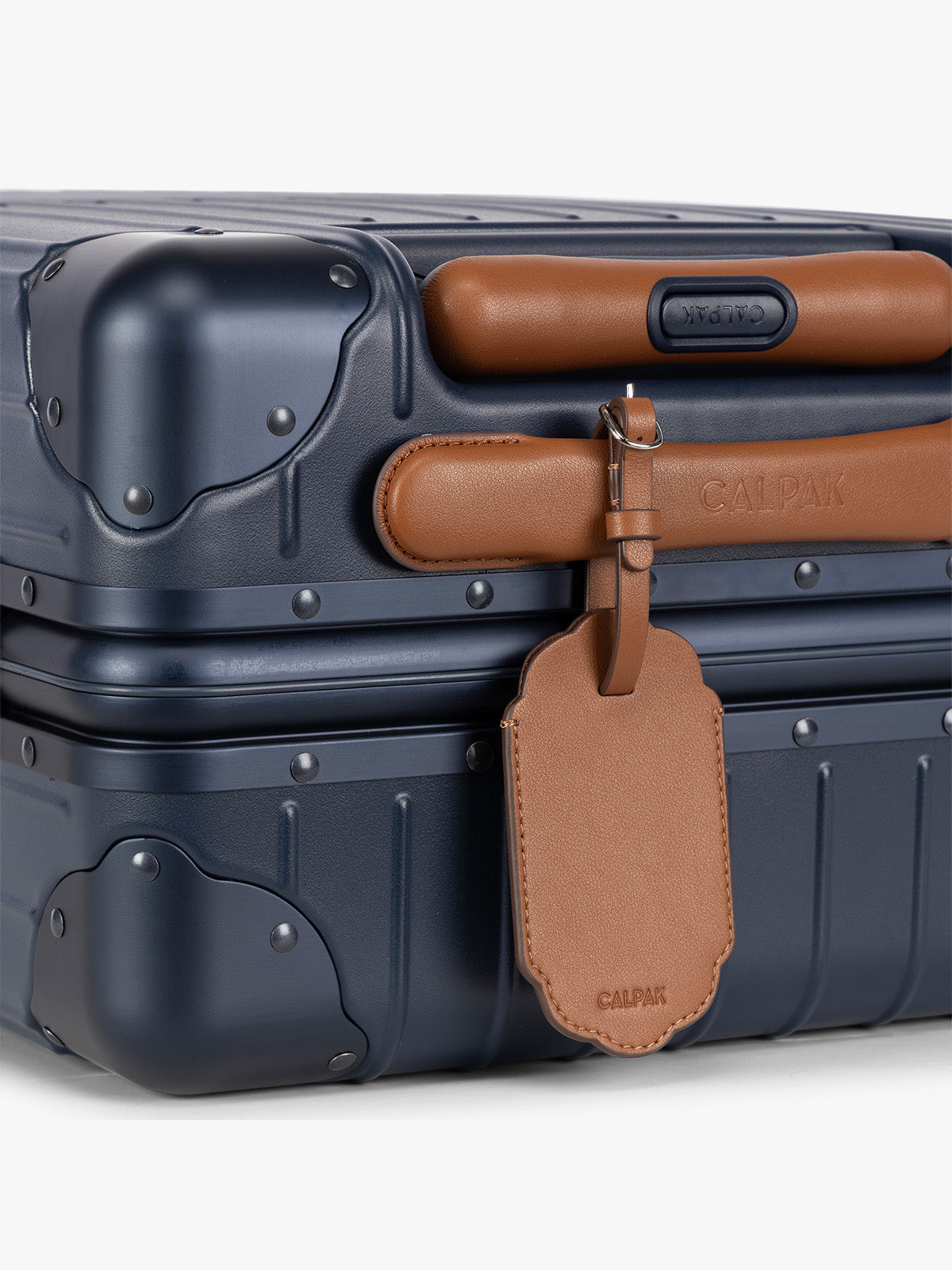 calpak-vault-tiquette-bagage-honey-brown image 2