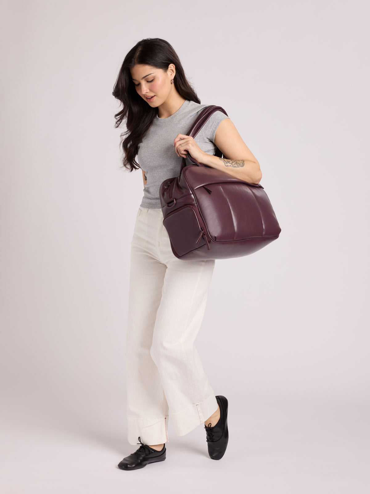 calpak-luka-duffel-vegan-leather-sac-week-end-cerise image 2